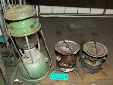 Vapalux lamp, 2x coleman stoves - AS SPARES OR REPAIRS