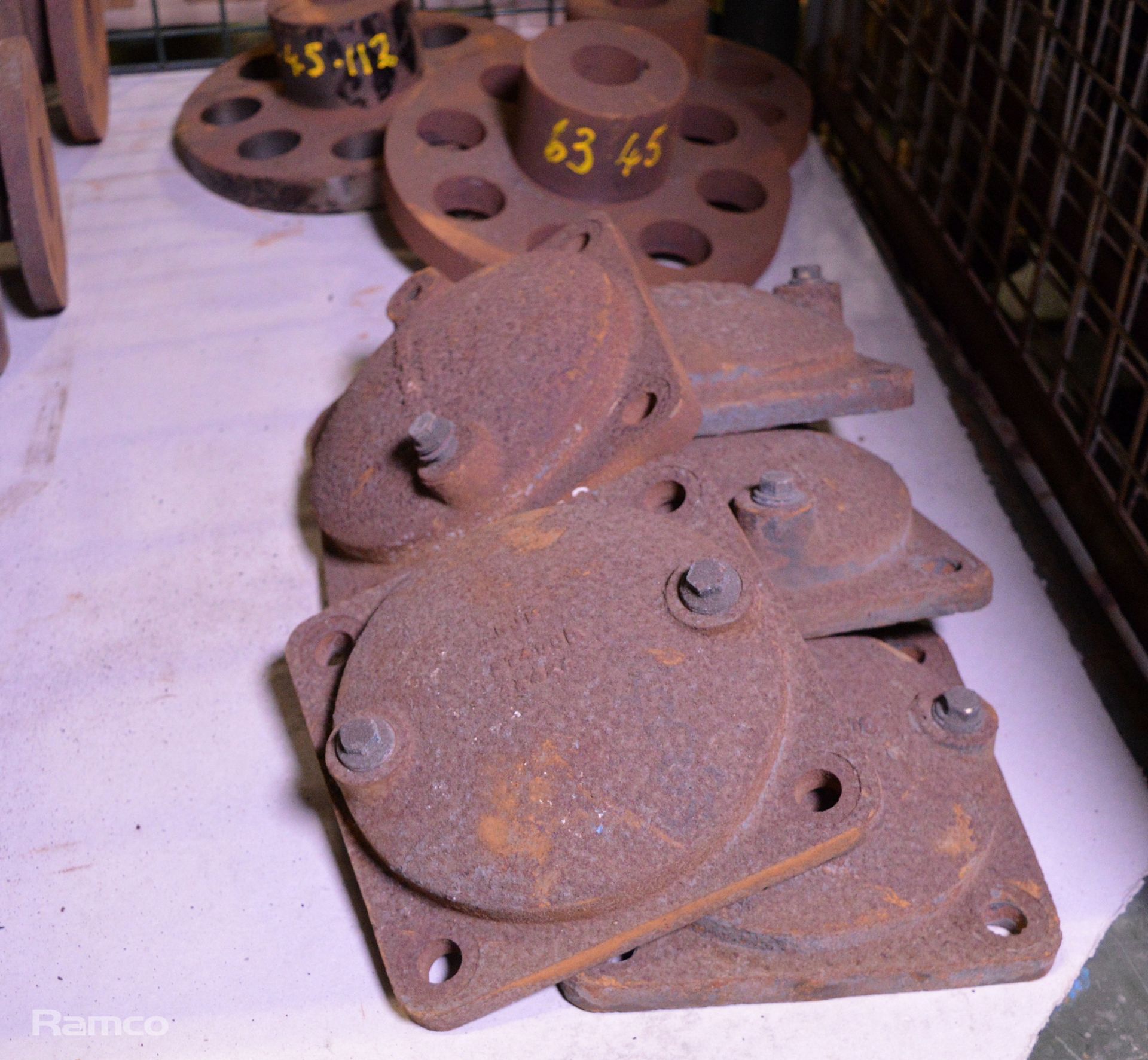 Various gate valve, covers, rubber shocks, joints - Image 3 of 4