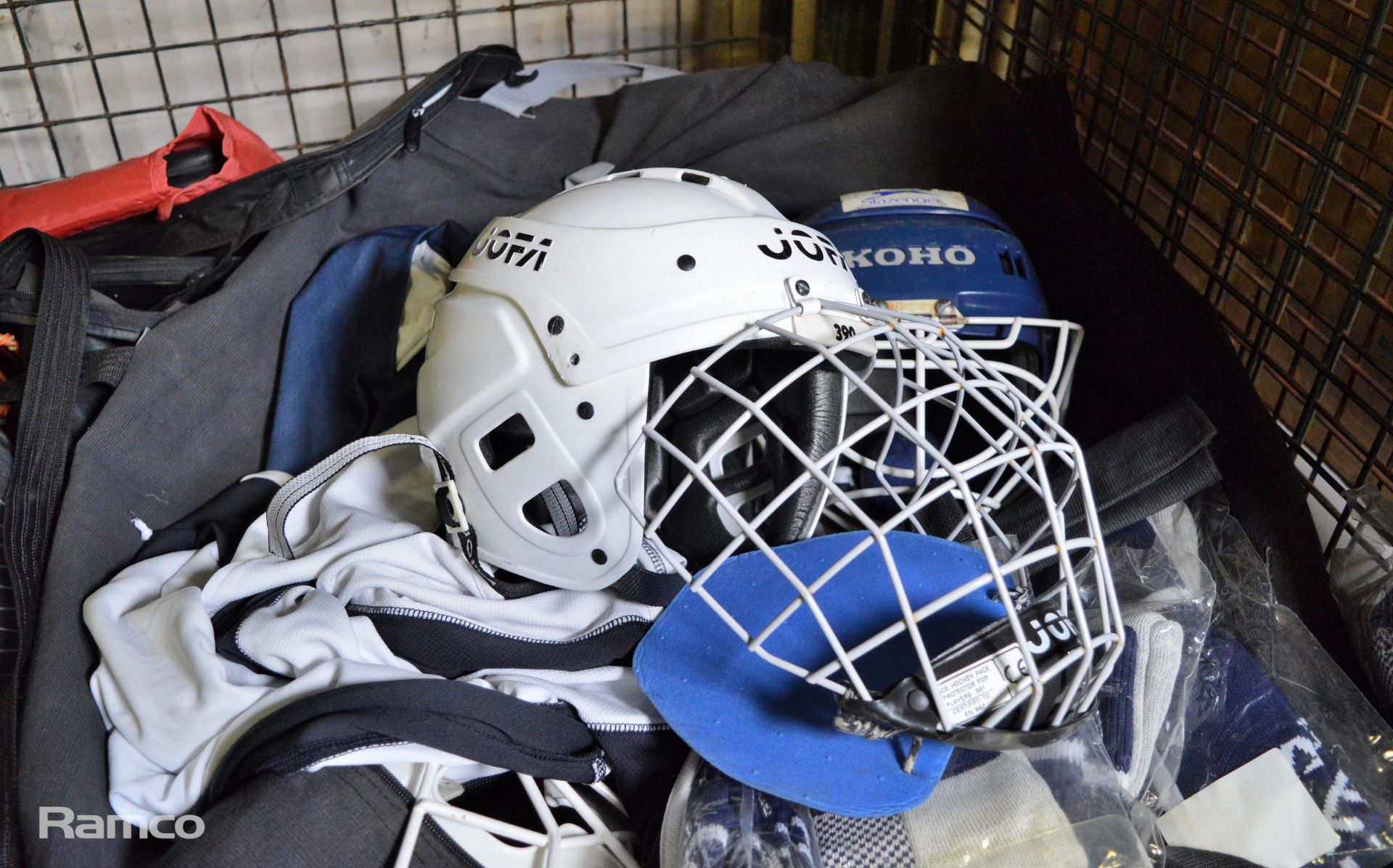 Sports equipment - kits, battens, rackets, cones, mits - Image 3 of 5