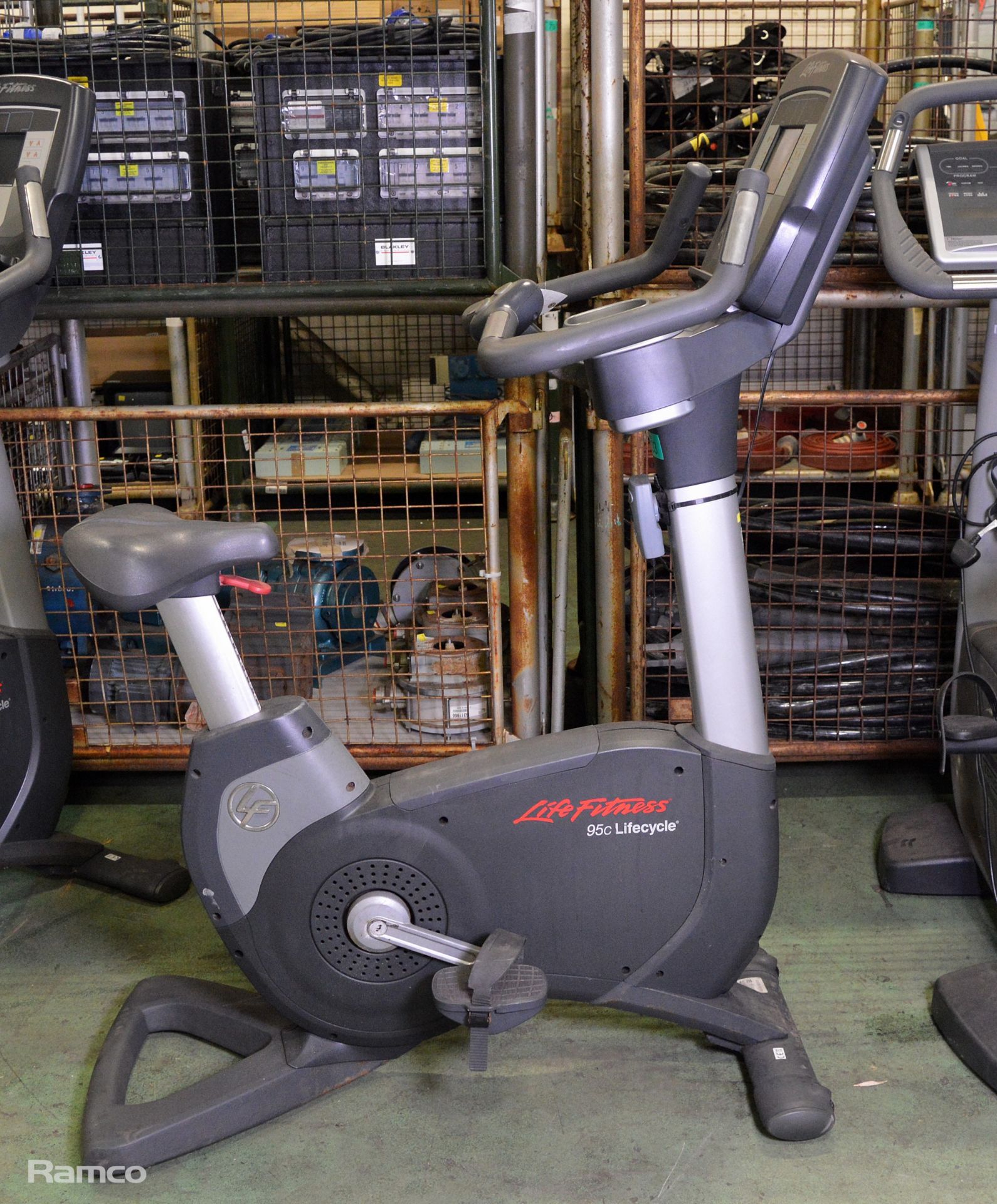 Life Fitness 95c lifecycle upright bike