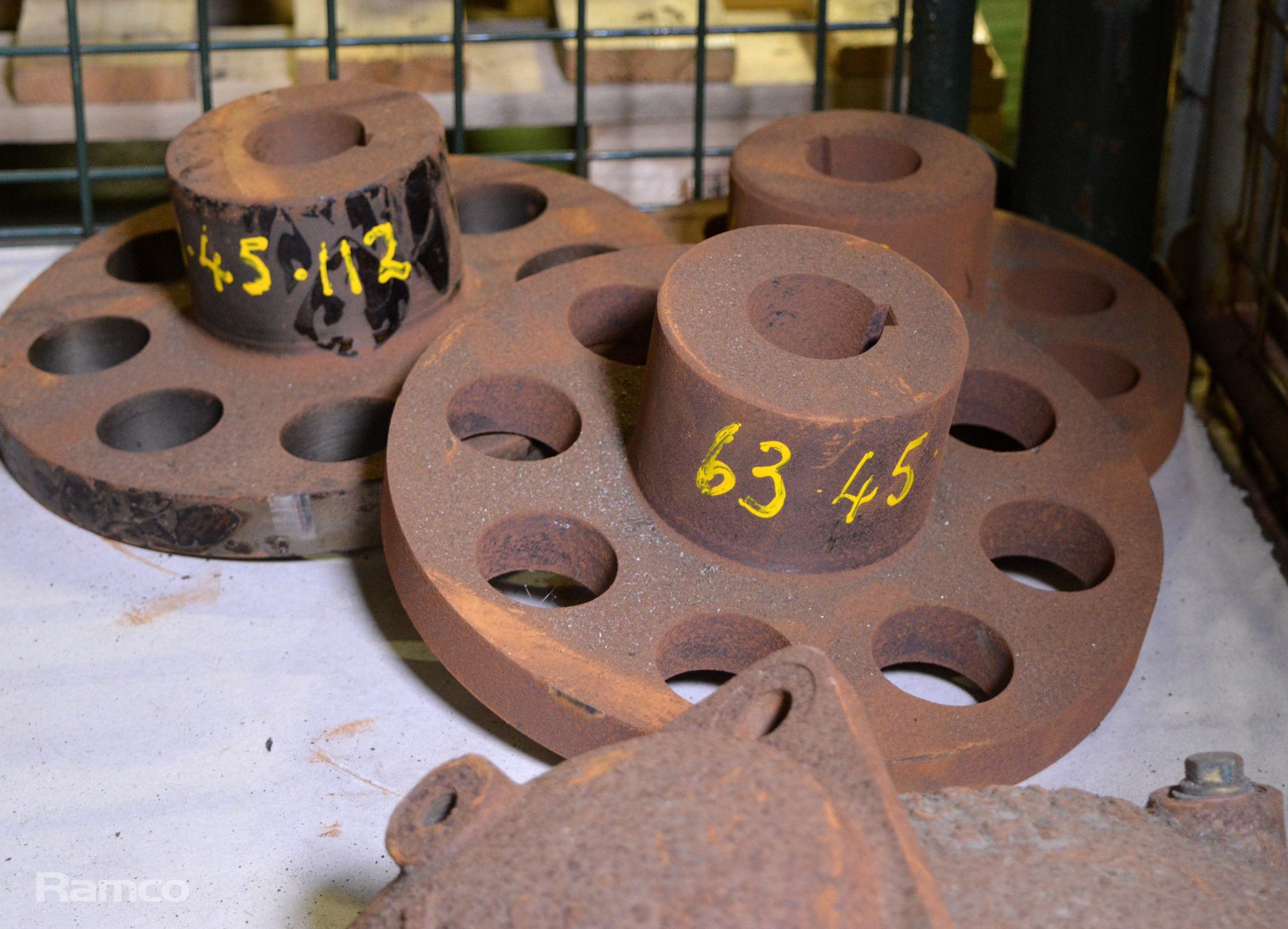 Various gate valve, covers, rubber shocks, joints - Image 4 of 4