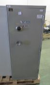 Metal cabinet with combination lock - L63 x W48 x H153cm