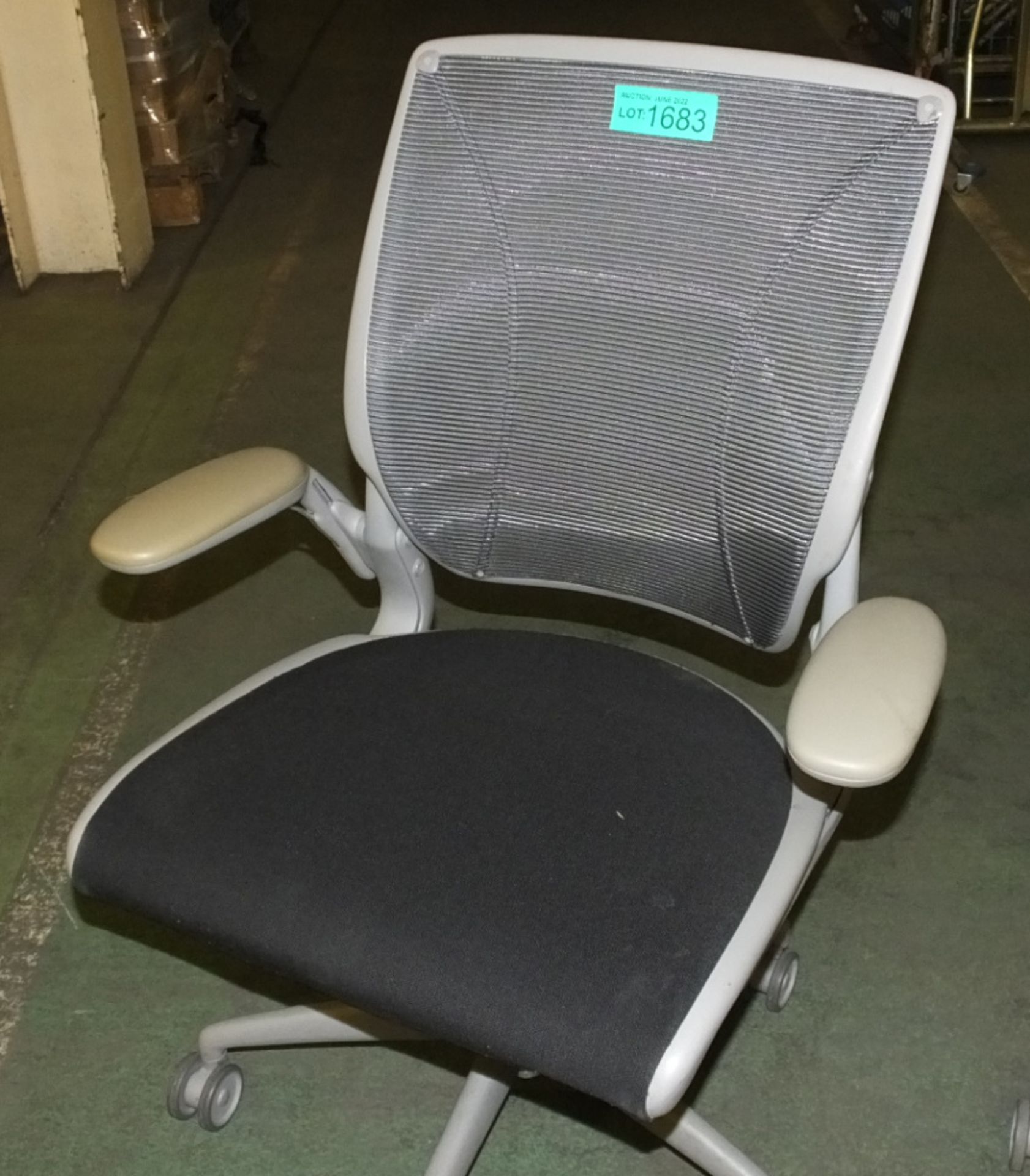 2x HumanScale Ergonomic Office Chair - Image 2 of 4