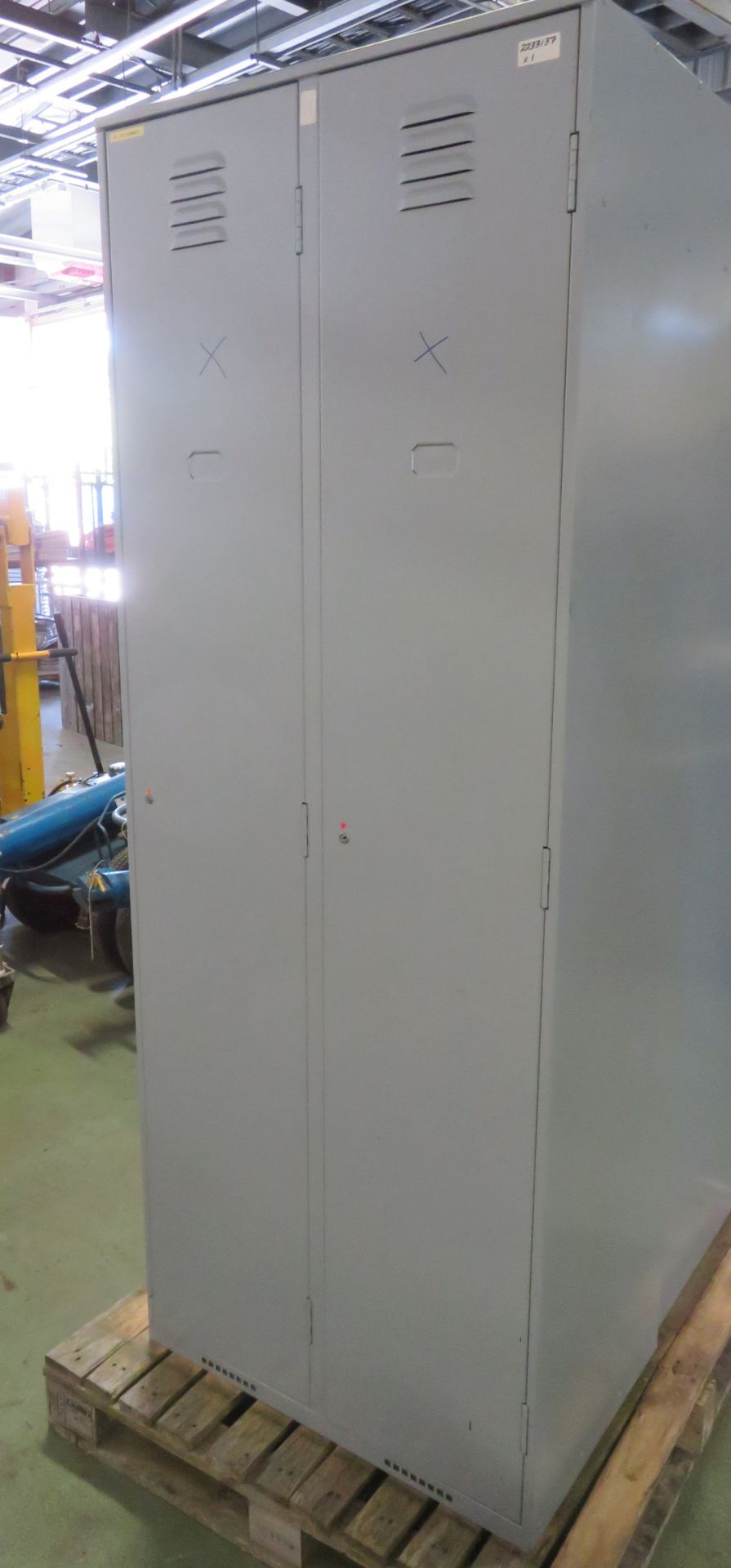2x Metal double lockers - light grey - L76 x W51 x H201cm - Image 6 of 7