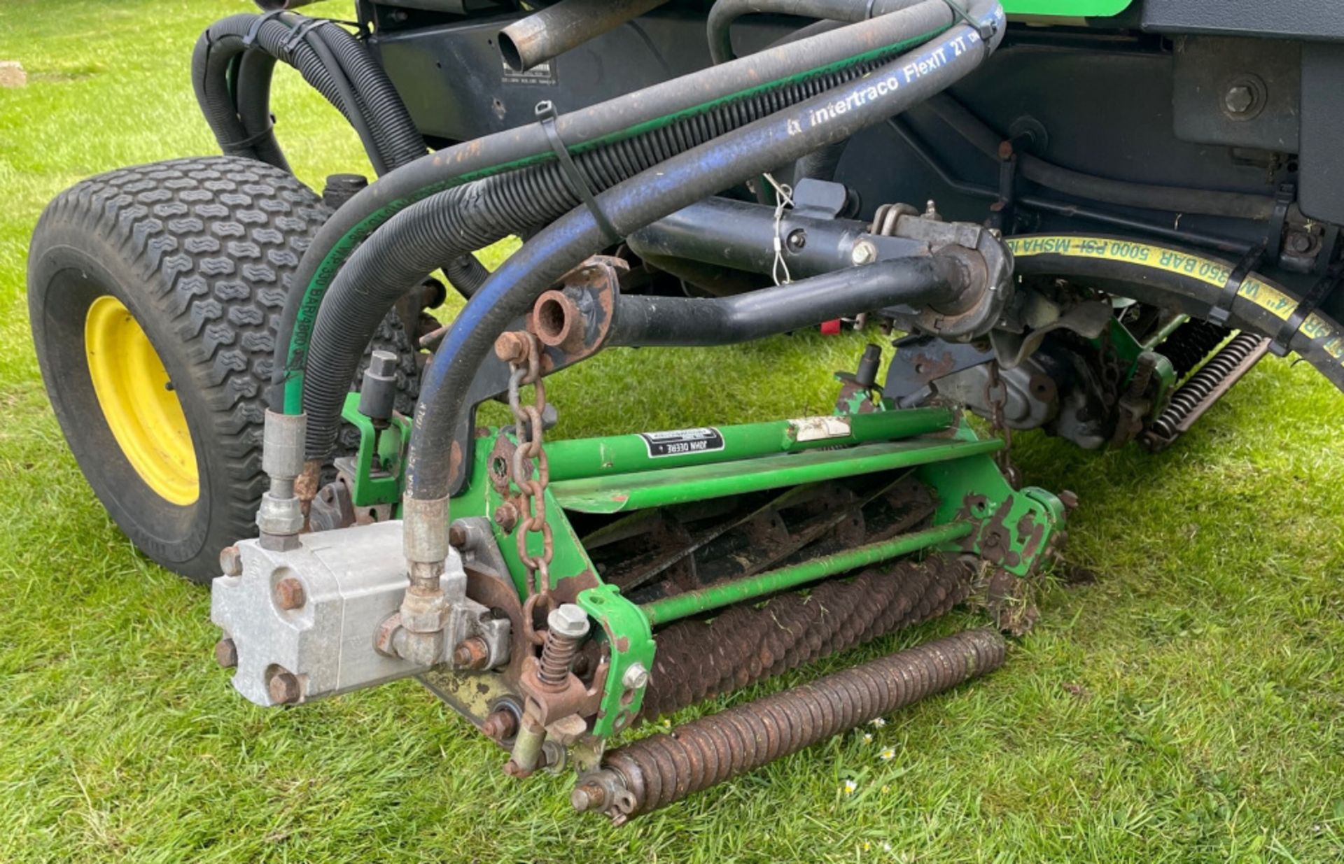 John Deere 3225c Commercial Mower - Yanmar diesel engine - 1955 hours - Hydraulic lifts on cutters - Image 17 of 21