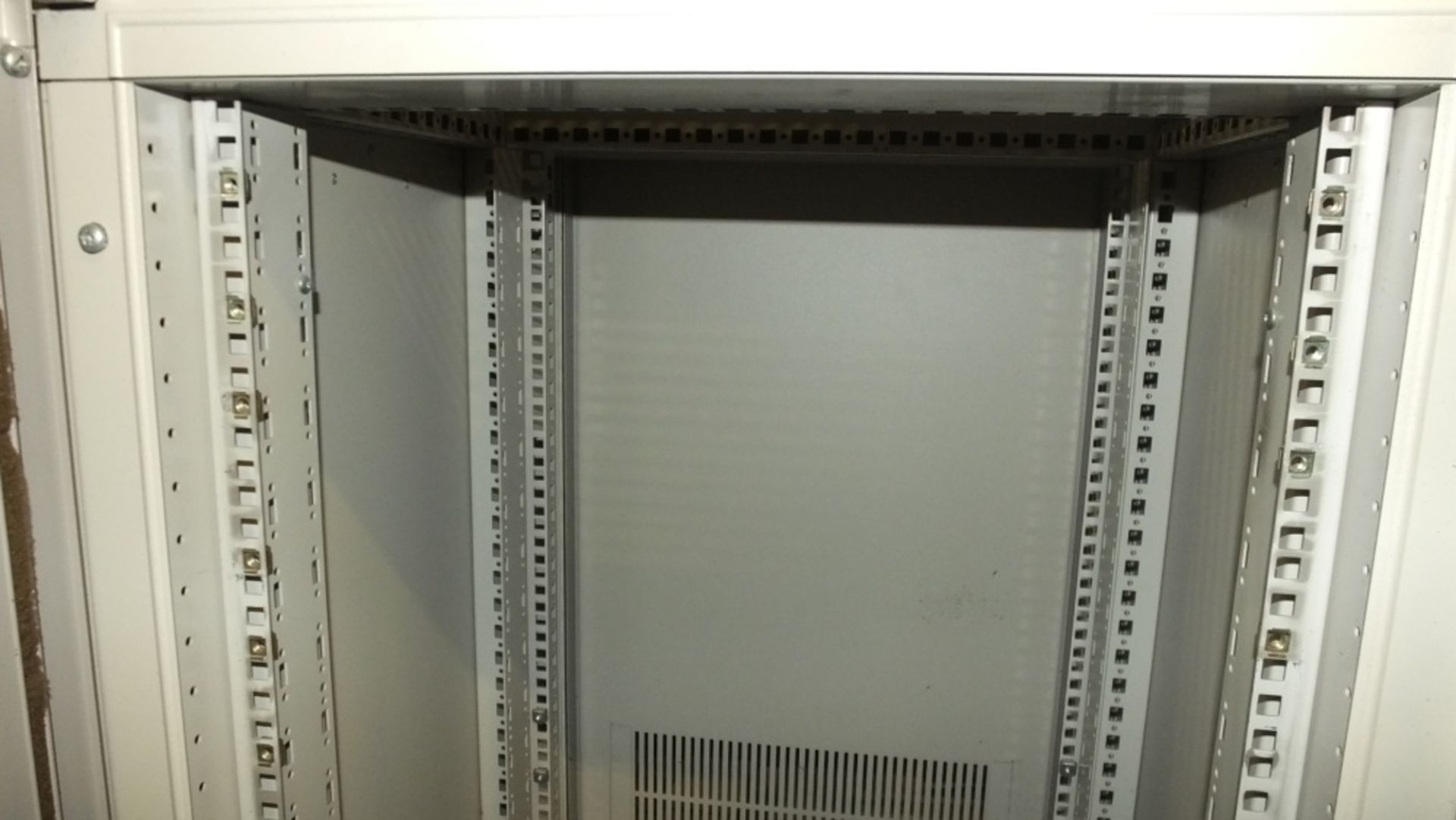 Gray Glass Fronted Server Cabinet L 600 x W 650 x H 1020mm - Image 3 of 3