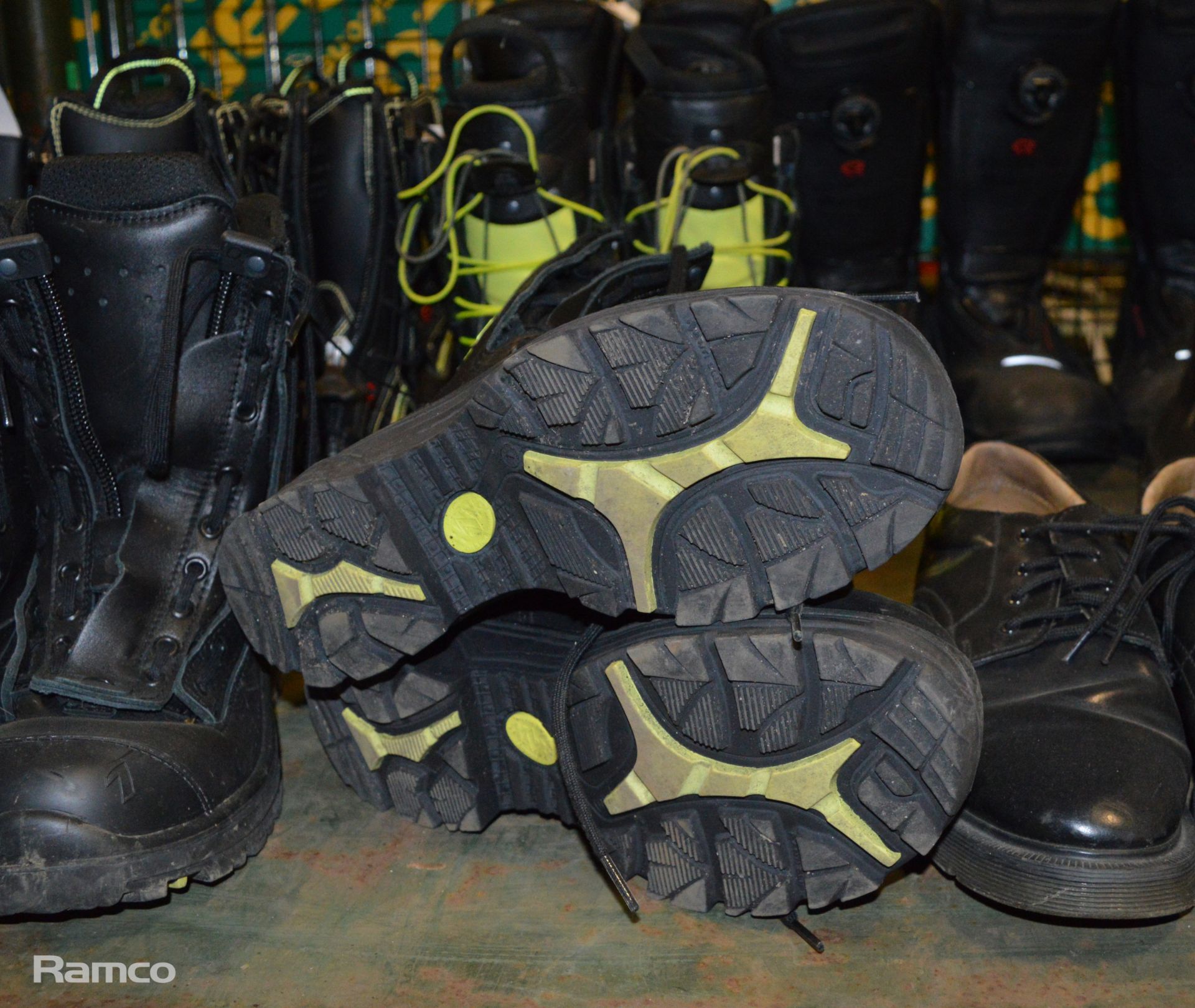 11 pairs of Protective boots - various styles / makes / sizes, Black shoes - various sizes, Wellies - Image 3 of 4