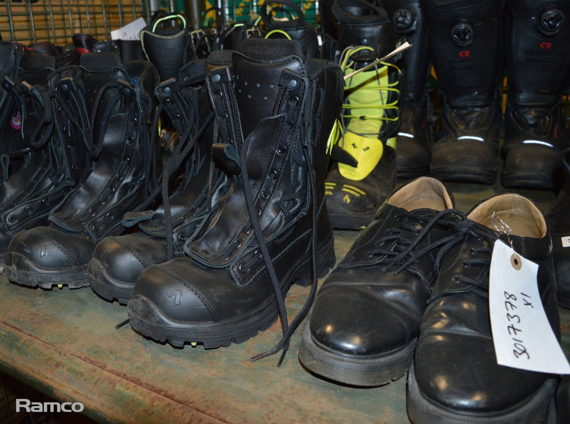 11 pairs of Protective boots - various styles / makes / sizes, Black shoes - various sizes, Wellies - Image 2 of 4
