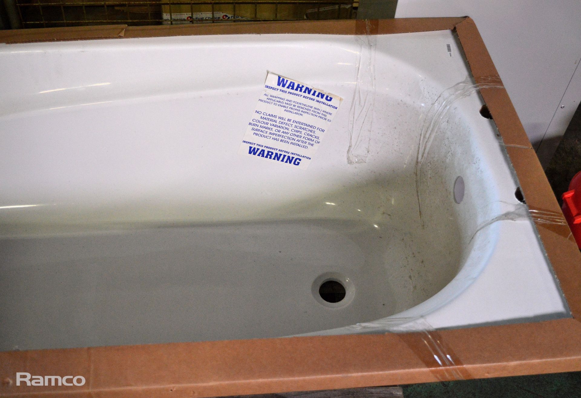 White fibreglass bath L 149 x W 70 x H 38cm - Image 2 of 4