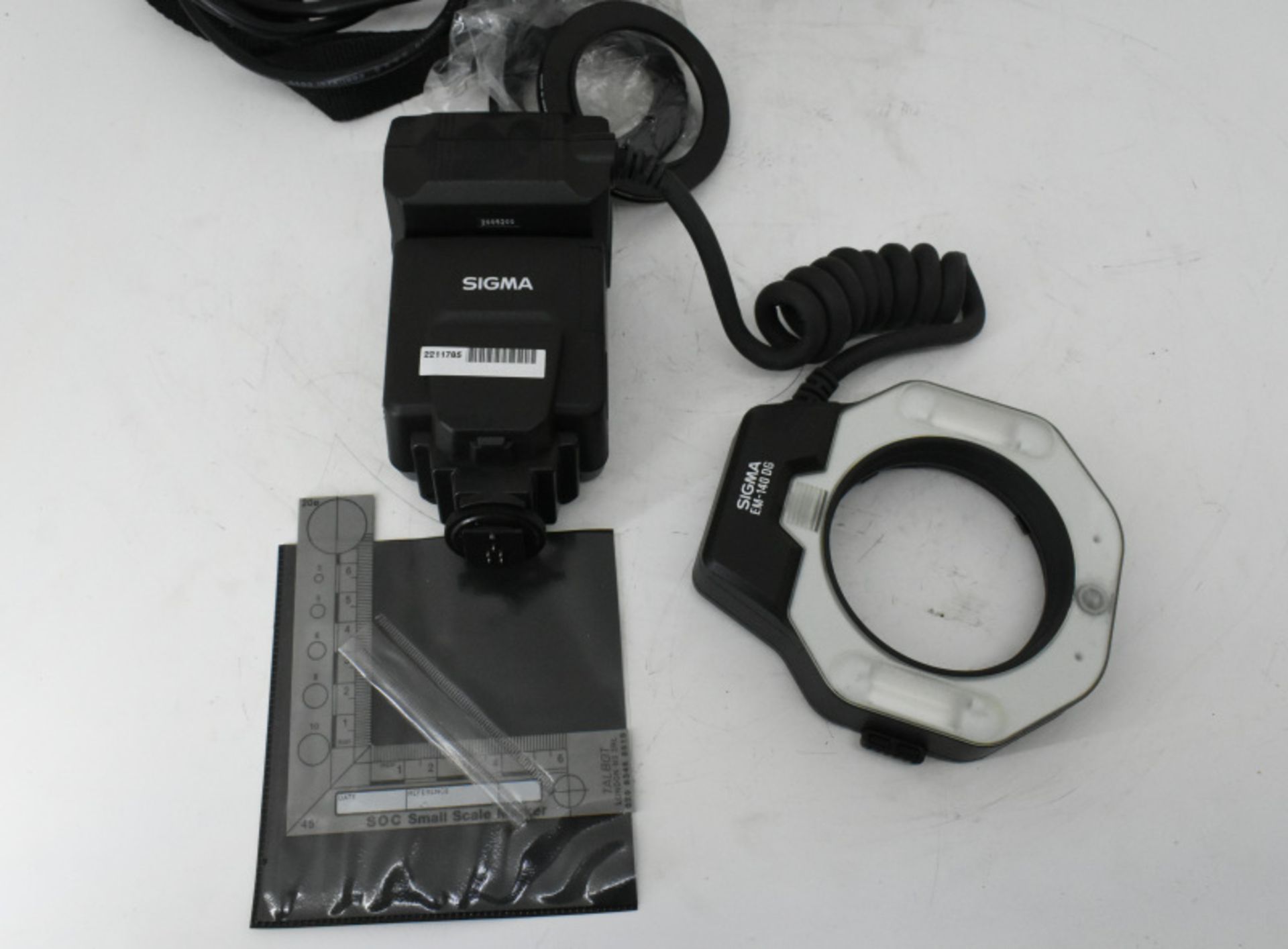 Sigma EM-140 DG ring flash with case and accessories - Image 2 of 3