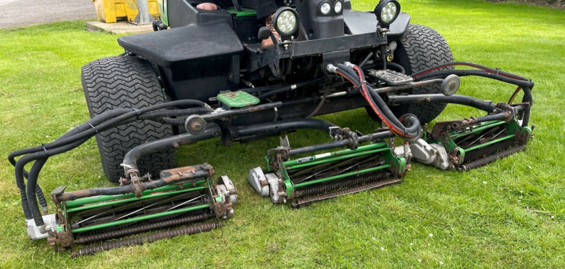 John Deere 3225c Commercial Mower - Yanmar diesel engine - 1955 hours - Hydraulic lifts on cutters - Image 19 of 21