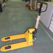 Manutan hand pallet truck 2000Kg Serial No 17072838M-1/135