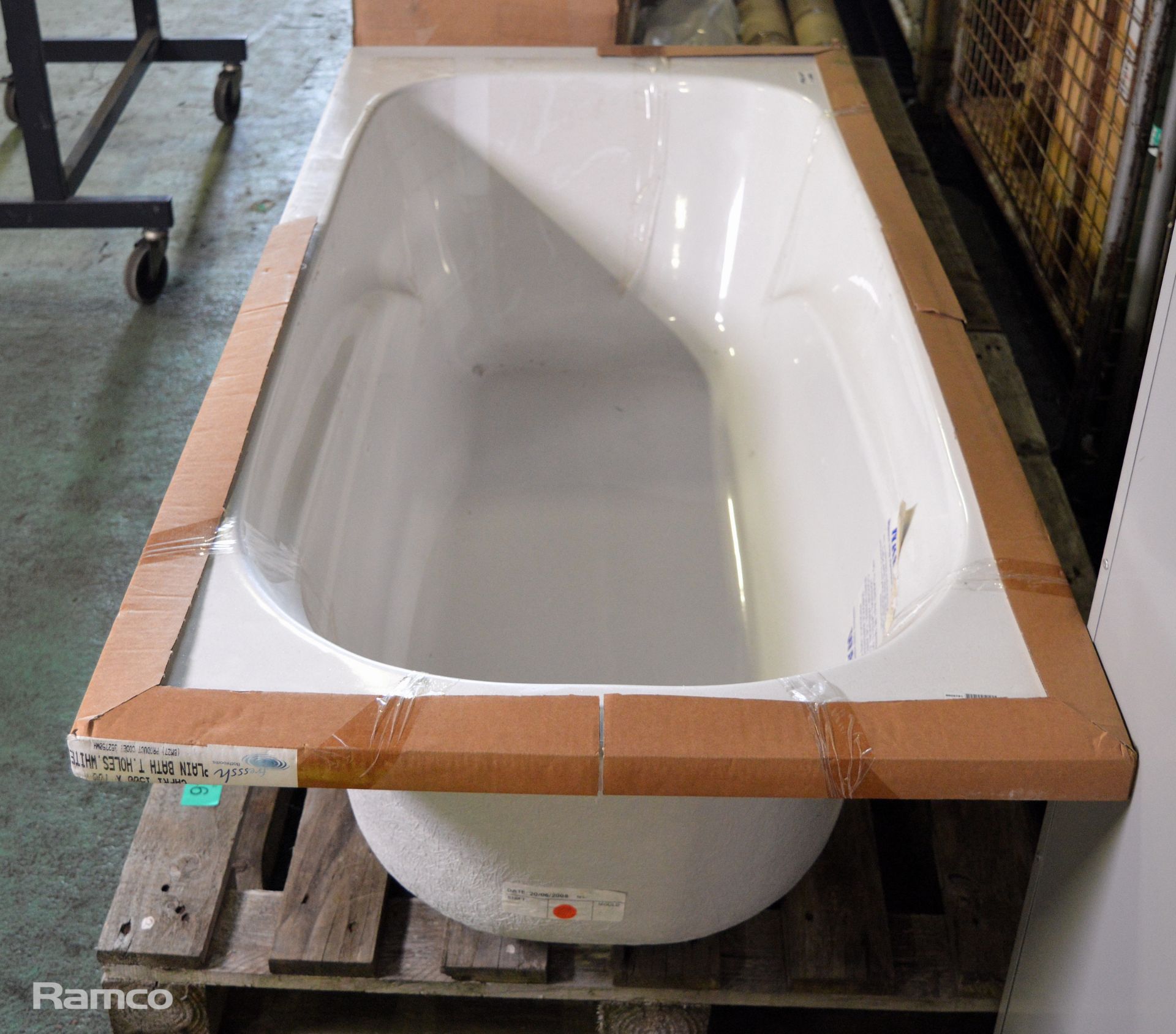 White fibreglass bath L 149 x W 70 x H 38cm - Image 3 of 4