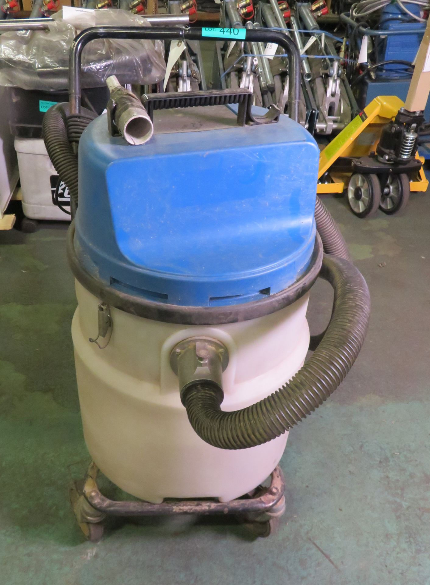 Nilfisk UZ 868 E industrial vacuum hoover 2000W 240V 50Hz - Image 3 of 5