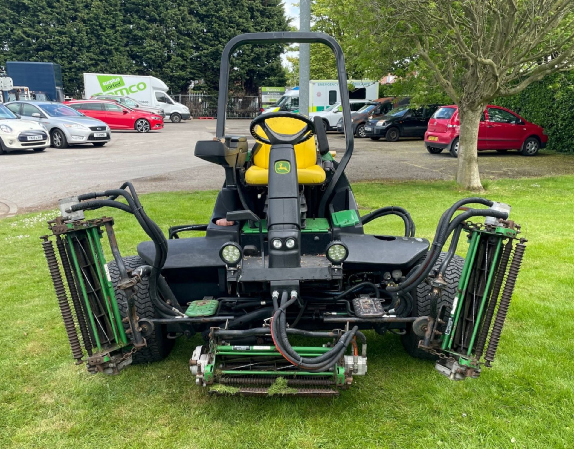 John Deere 3225c Commercial Mower - Yanmar diesel engine - 1955 hours - Hydraulic lifts on cutters - Image 7 of 21