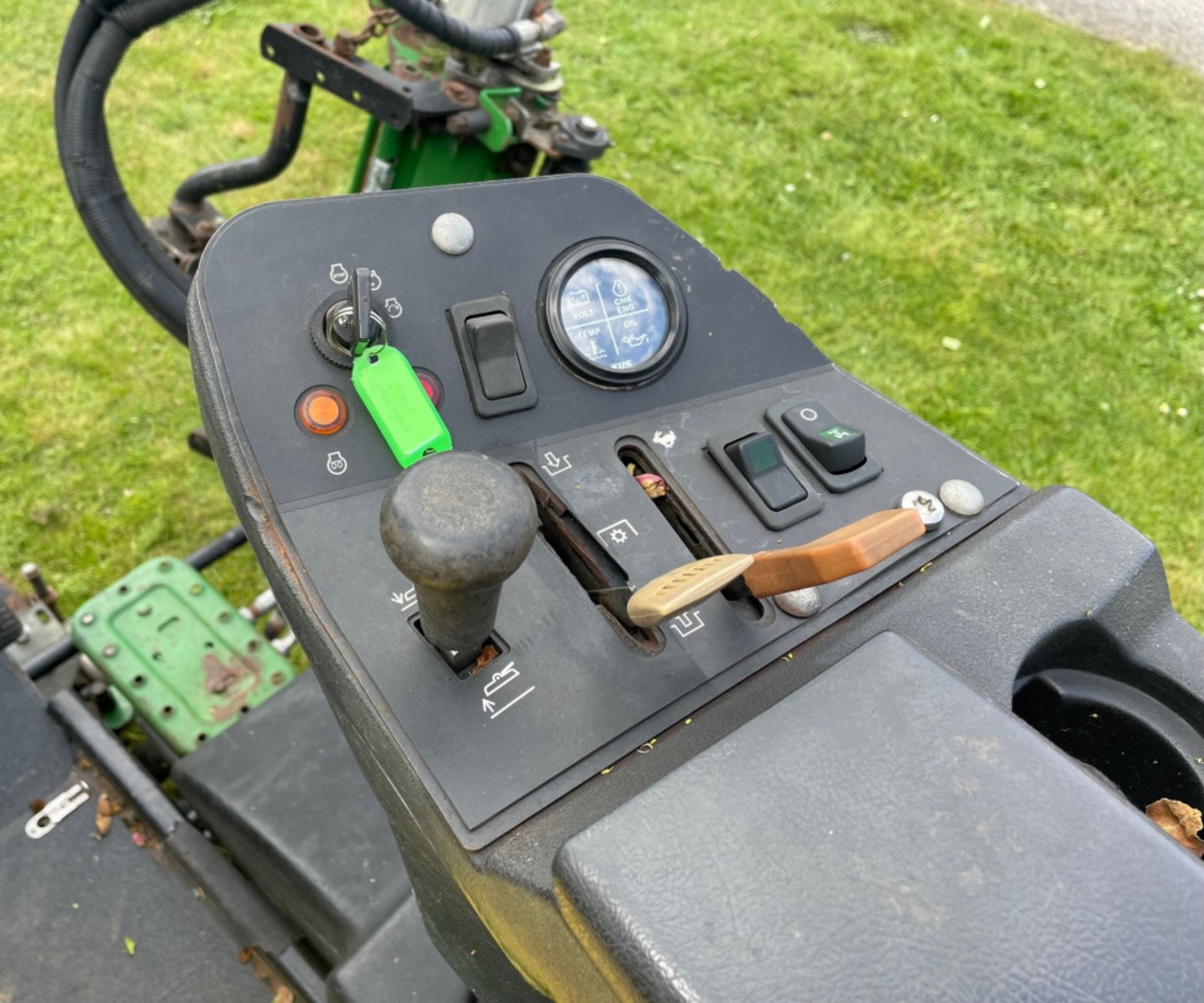 John Deere 3225c Commercial Mower - Yanmar diesel engine - 1955 hours - Hydraulic lifts on cutters - Image 10 of 21