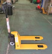 Manutan hand pallet truck 2000Kg Serial No 17072838M-1/135