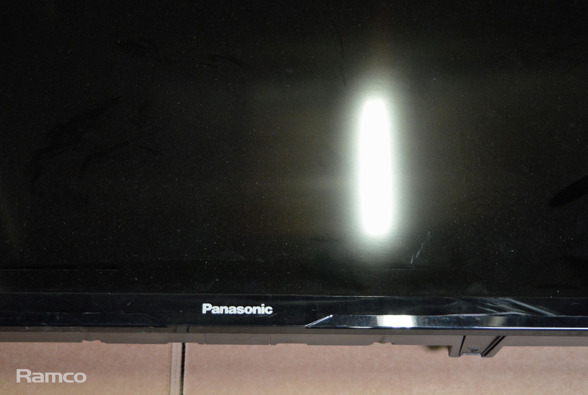 Panasonic TX-40C300B Monitor 40 Inch 220v 50HZ - Image 2 of 5