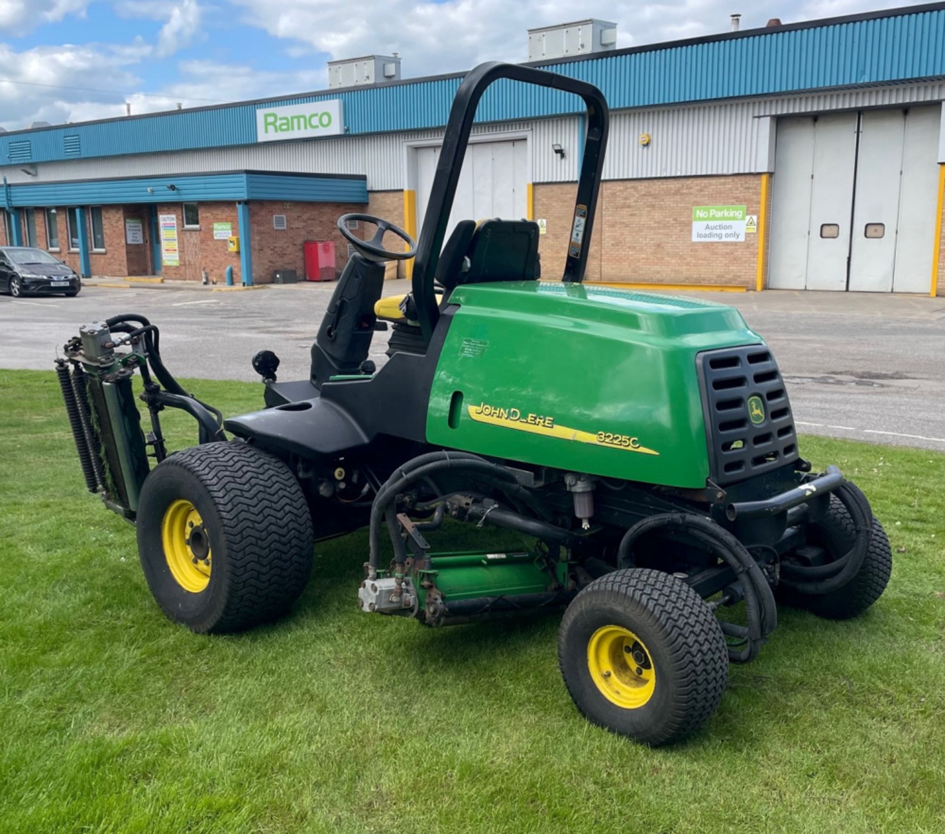 John Deere 3225c Commercial Mower - Yanmar diesel engine - 1955 hours - Hydraulic lifts on cutters - Image 5 of 21