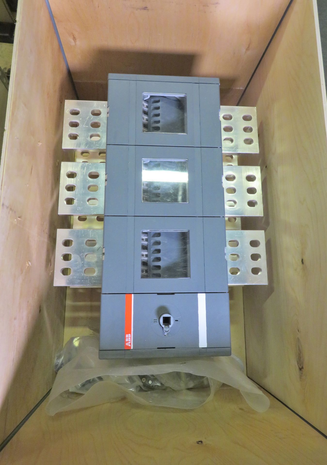 ABB 3-pole 2000A manual changeover switch - Image 2 of 3