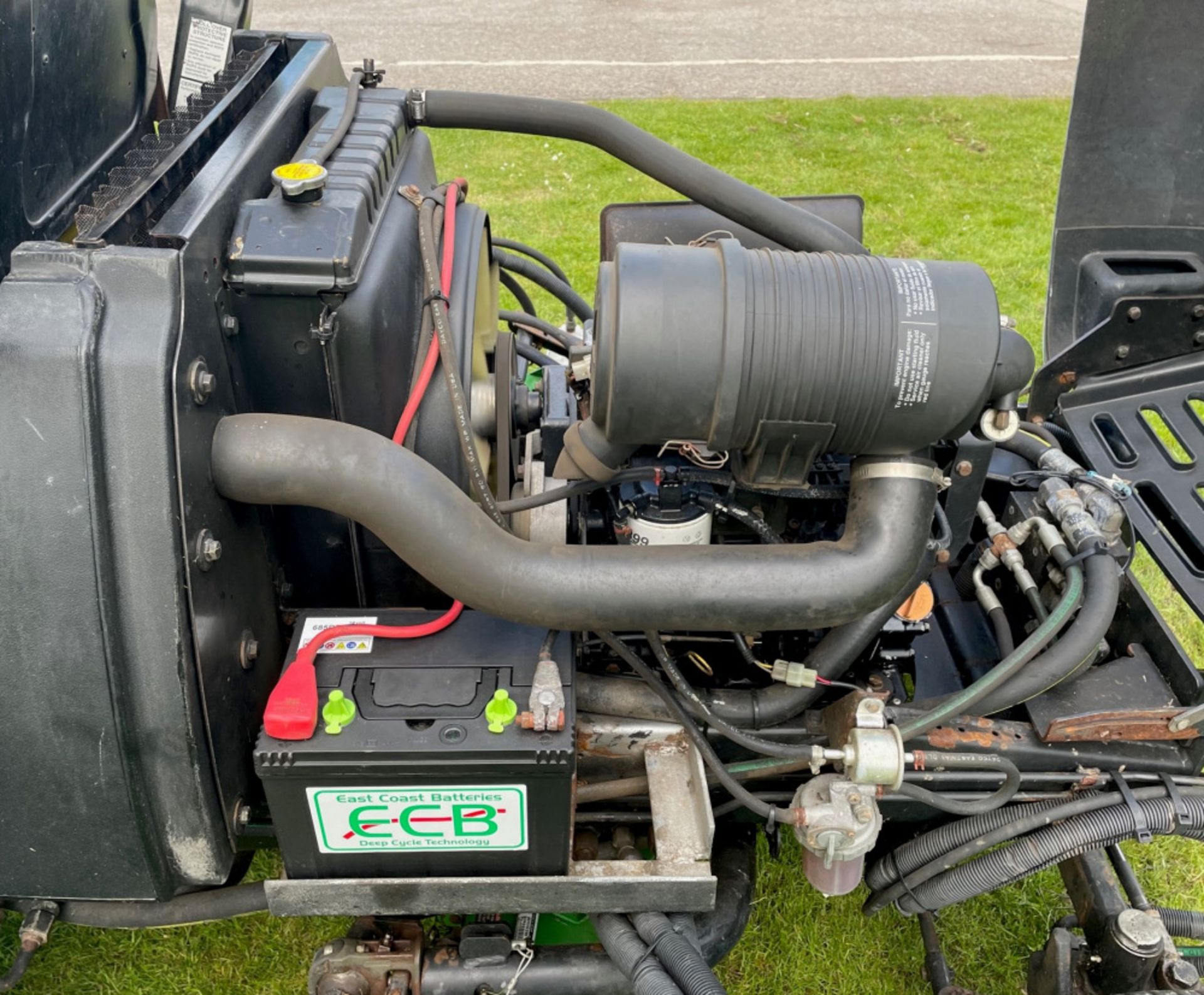 John Deere 3225c Commercial Mower - Yanmar diesel engine - 1955 hours - Hydraulic lifts on cutters - Image 14 of 21