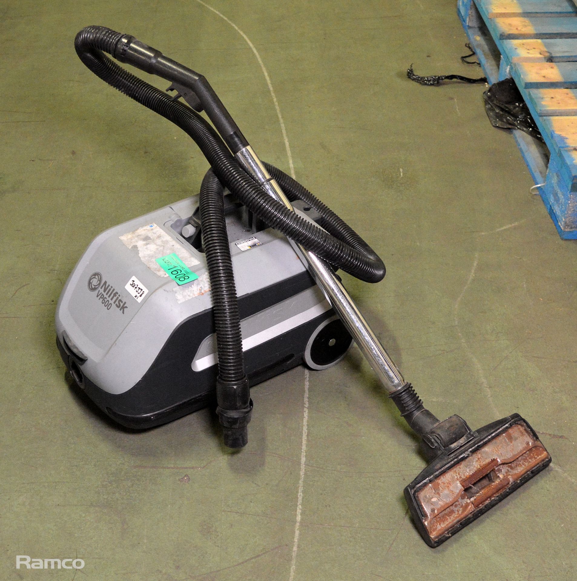 Nilfisk VP600 vacuum cleaner - L35 x D50 x H30cm