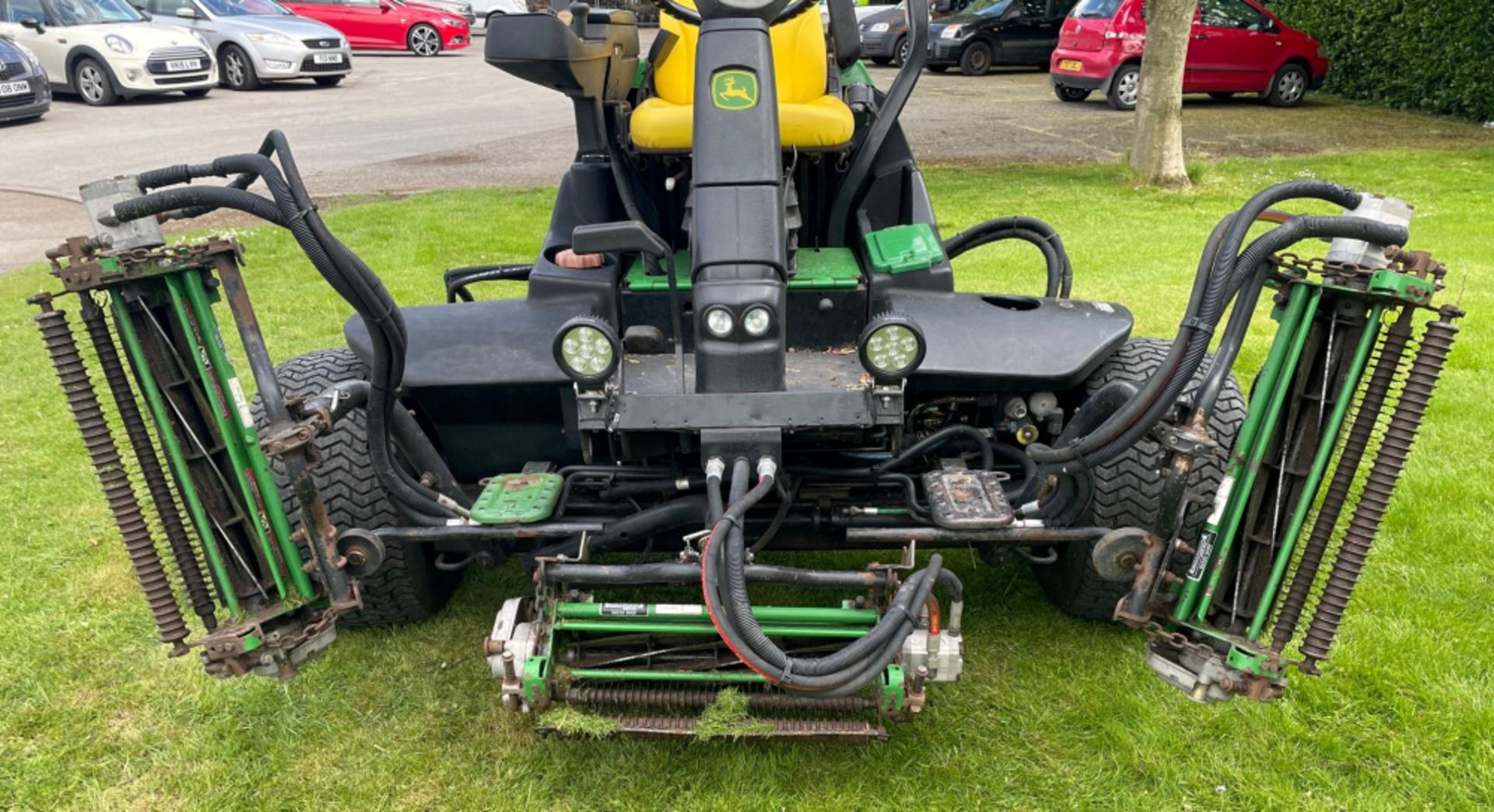 John Deere 3225c Commercial Mower - Yanmar diesel engine - 1955 hours - Hydraulic lifts on cutters - Image 8 of 21