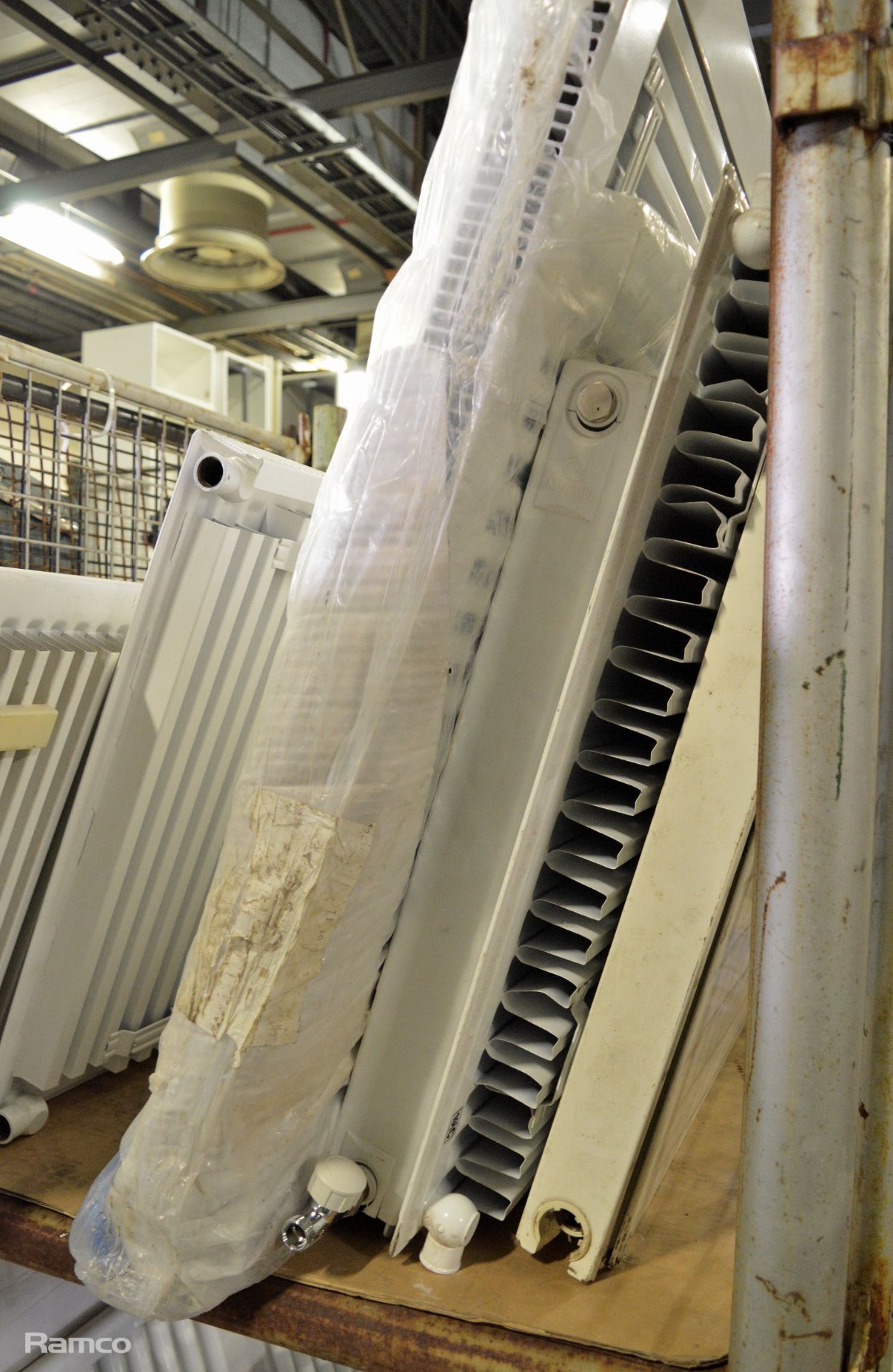 13x Various assorted sized white wall mount radiators - Image 5 of 6