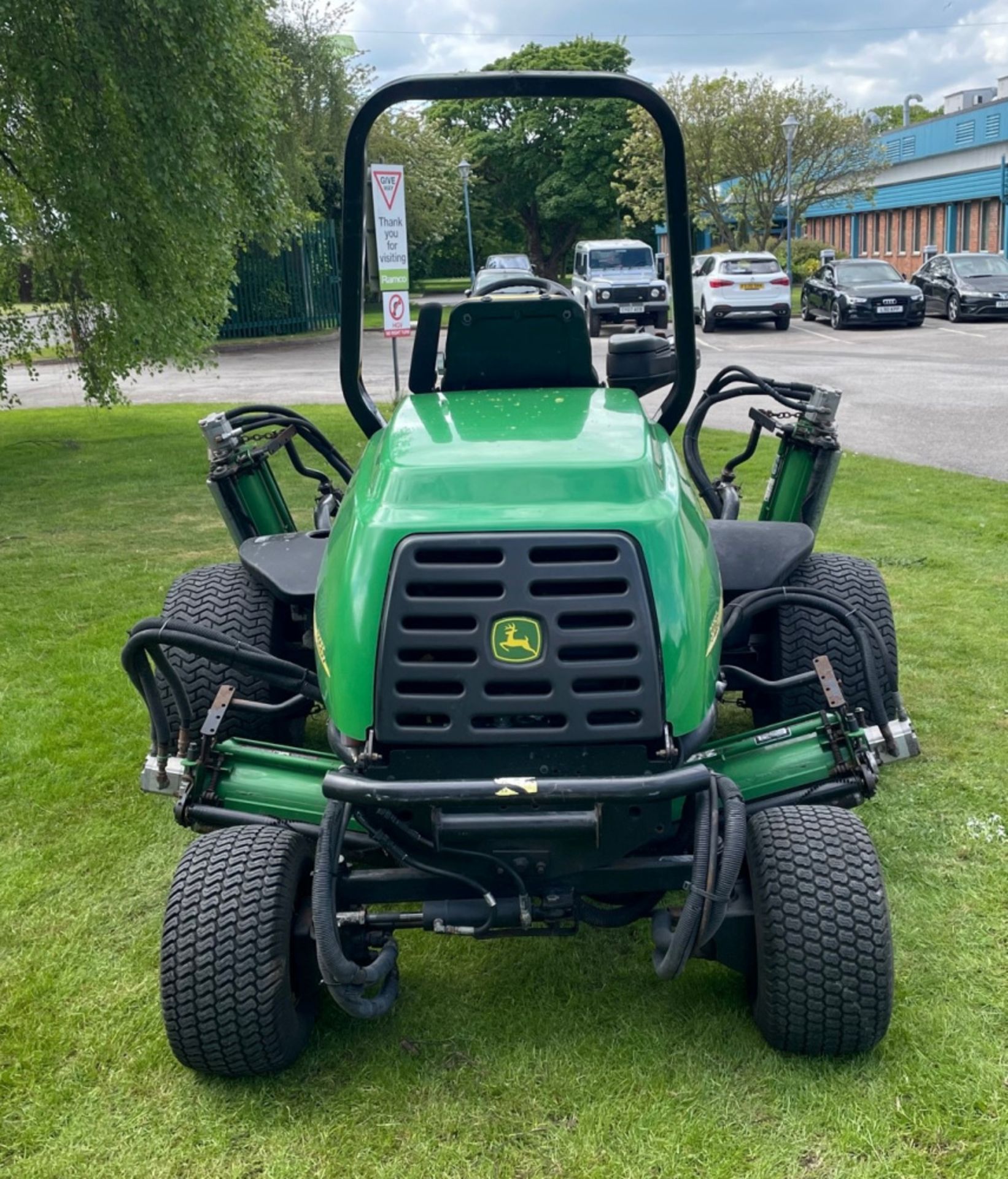 John Deere 3225c Commercial Mower - Yanmar diesel engine - 1955 hours - Hydraulic lifts on cutters - Image 4 of 21