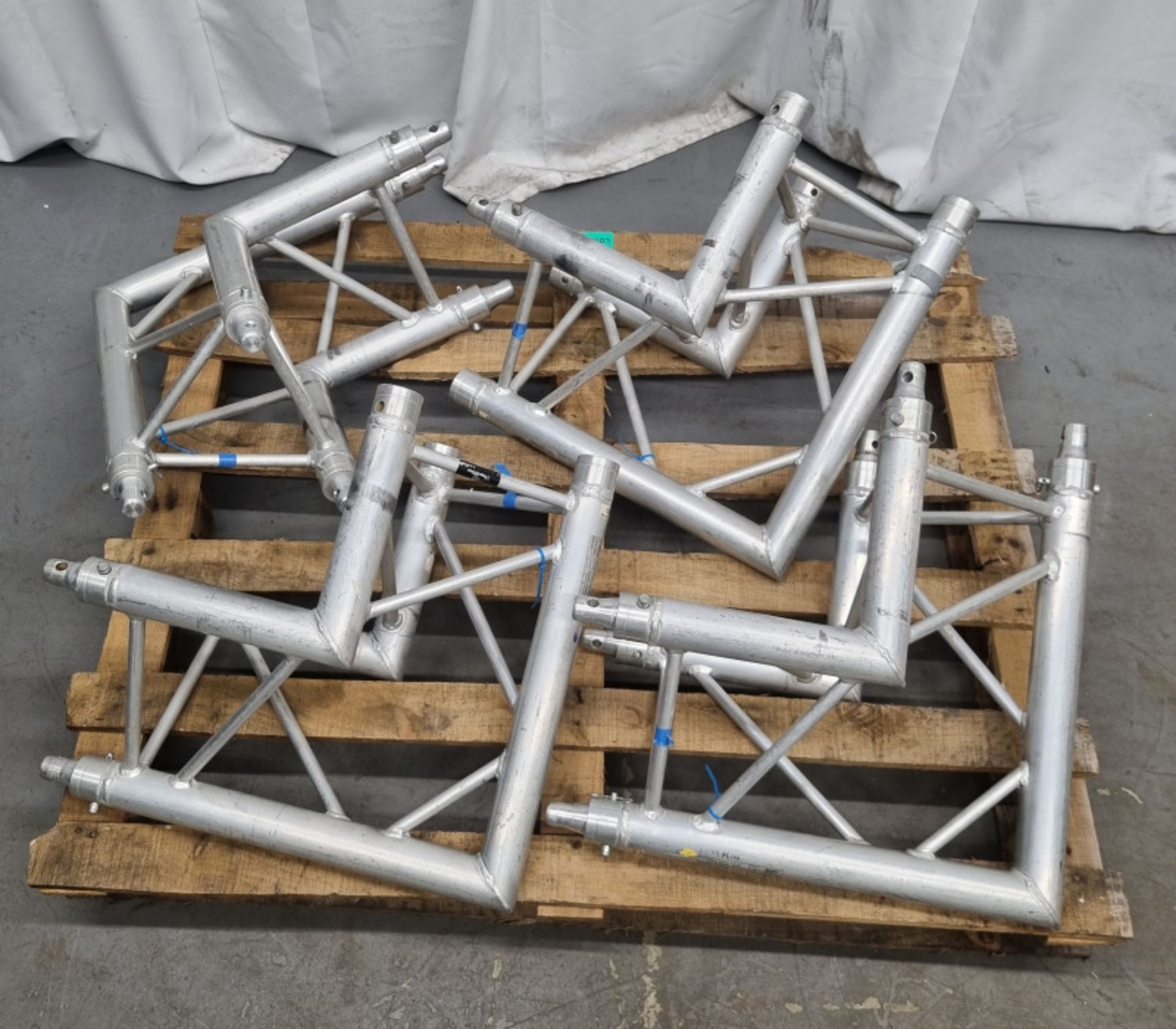 4 x Milos ACF24 pro-30 triangle F truss- corner apex up