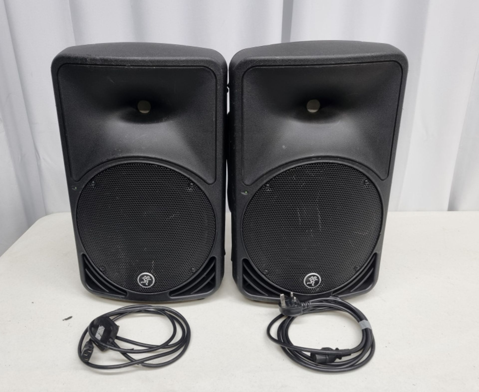 2 x Mackie SRM 350v3 speakers in flight case