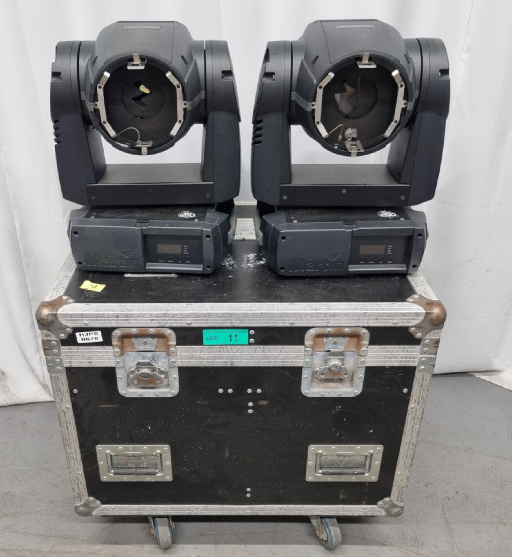 2 x Martin MAC250 Wash beam with flight case