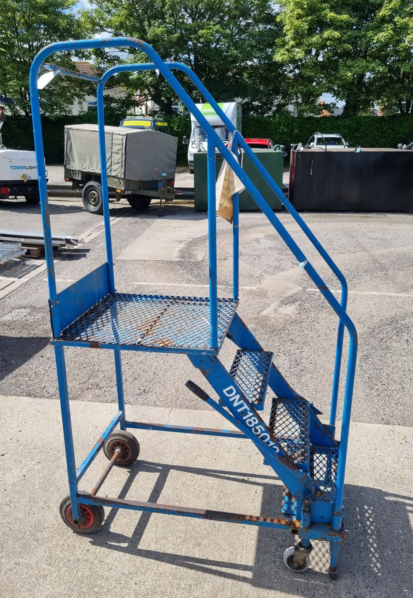 3 Tread & platform safety steps - L62 x W120 x H190 cm