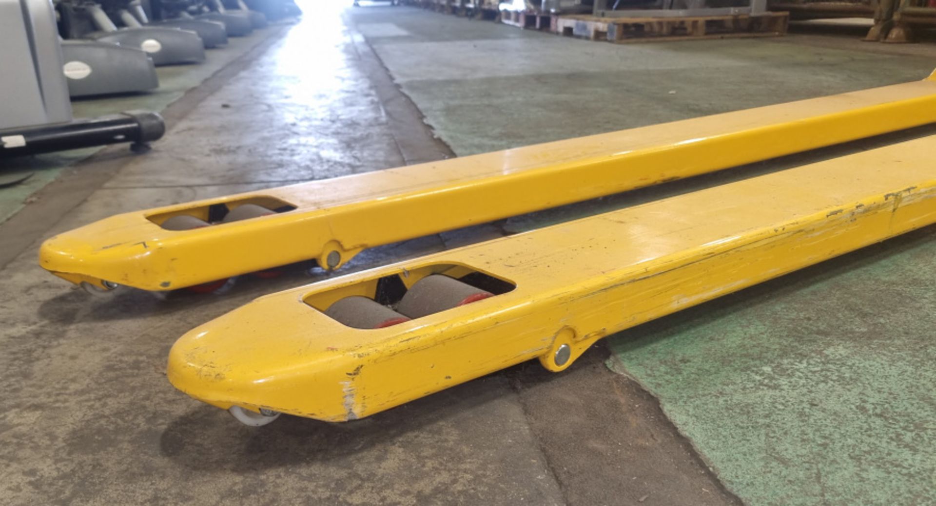 Extra long tine pallet truck - L 54 x W 236 x H 124 cm - Image 3 of 5