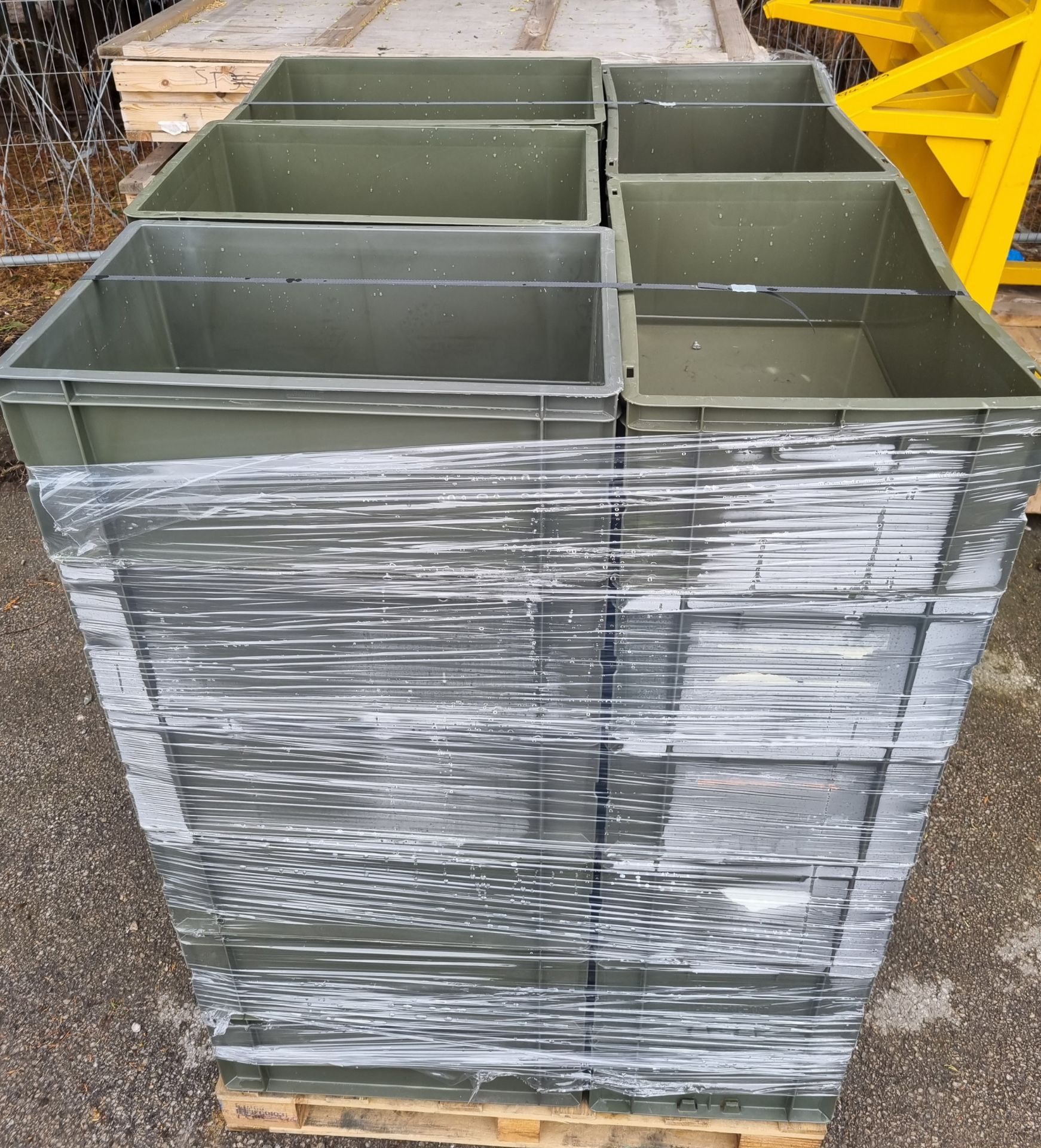 30x Plastic storage boxes - stackable - 60 x 40 x 20 cm - Image 3 of 4