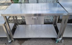 Stainless steel table on wheels - L125 x W62 x H89cm