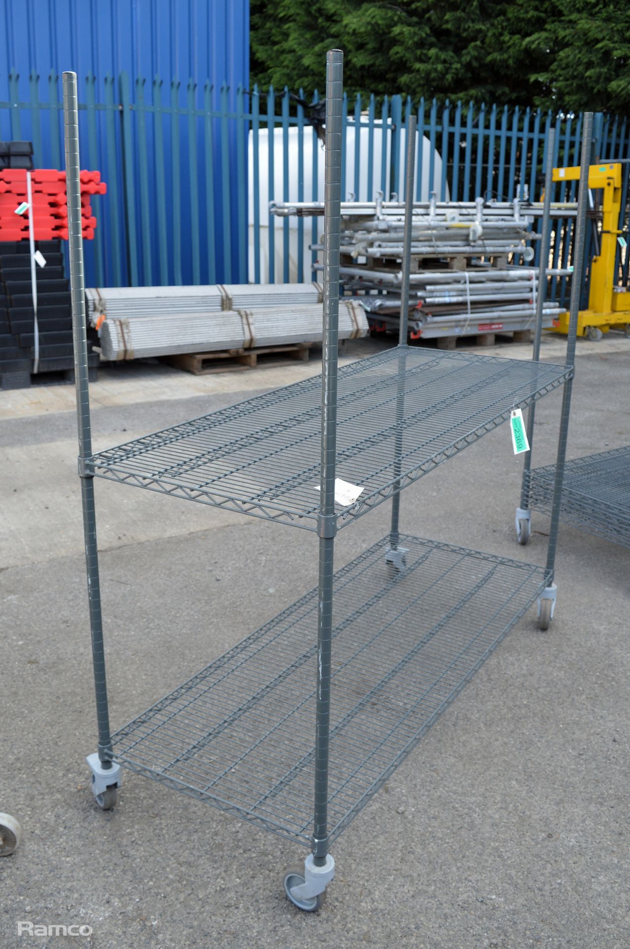 Mobile rack with 2x shelves L151 x W46 x H164cm - Image 3 of 3