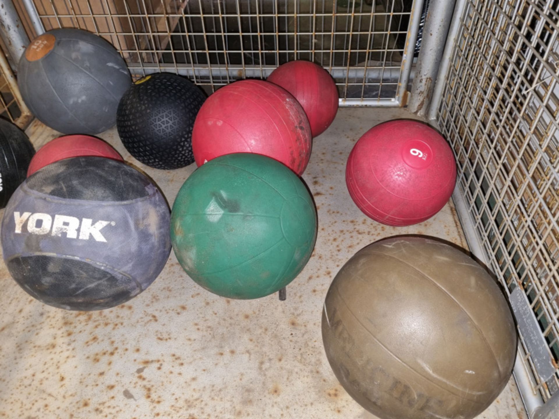 10 x Various weighted medicine balls - Image 5 of 5