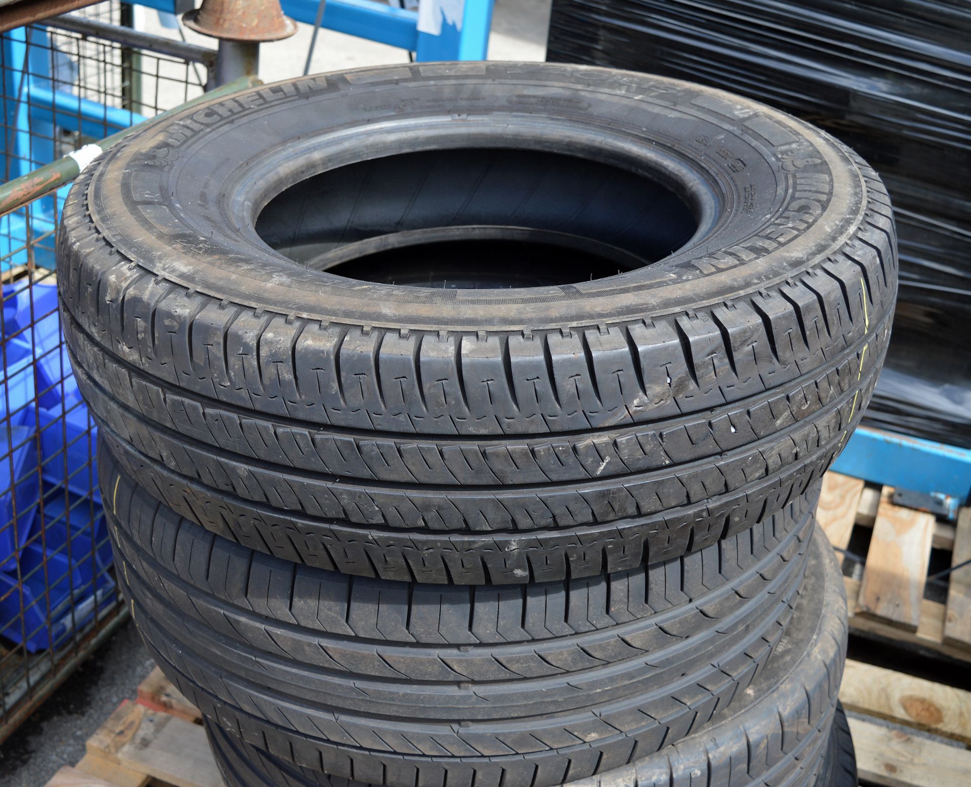 4x Vehicle tyres - Image 2 of 3