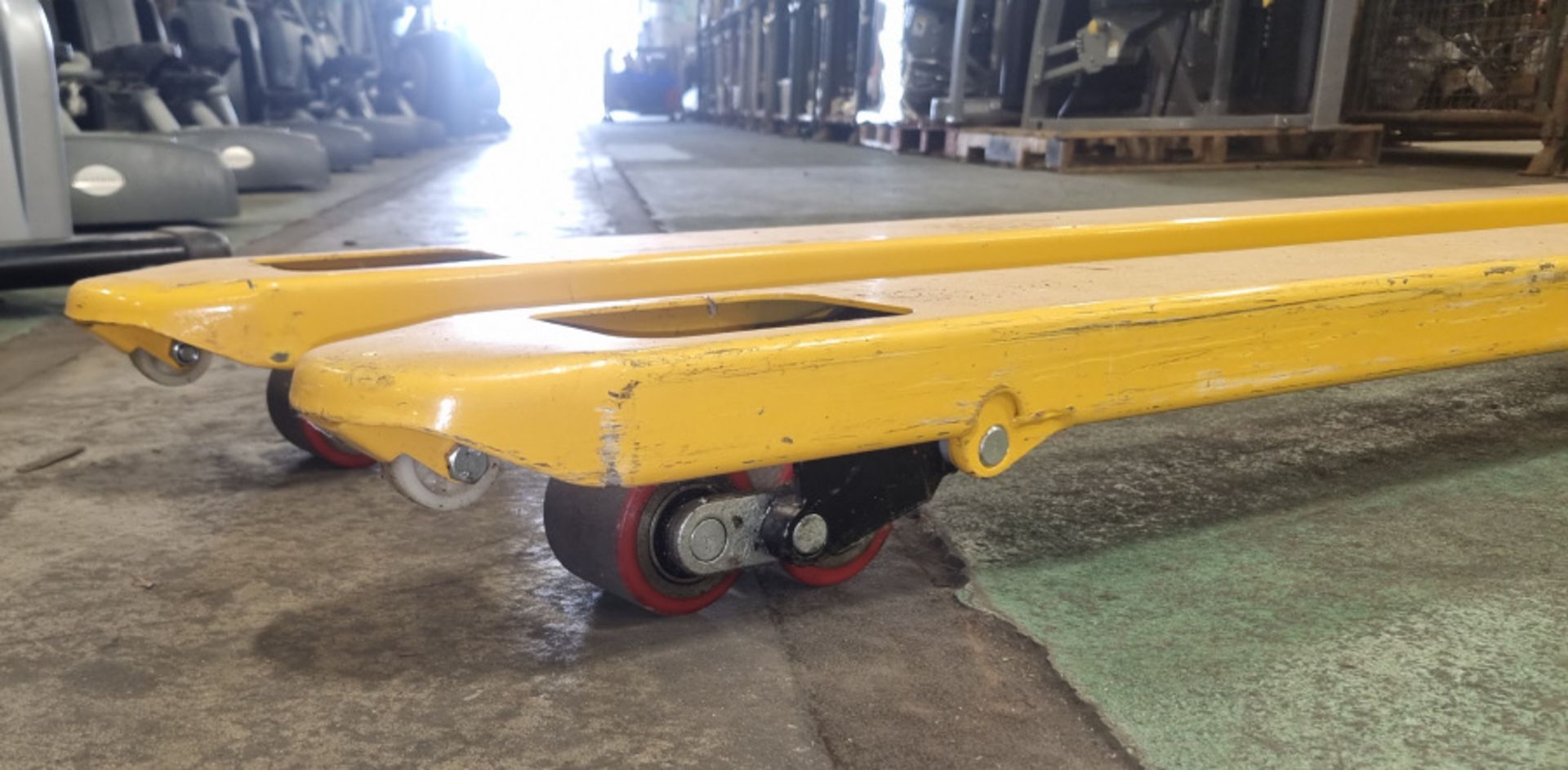 Extra long tine pallet truck - L 54 x W 236 x H 124 cm - Image 5 of 5