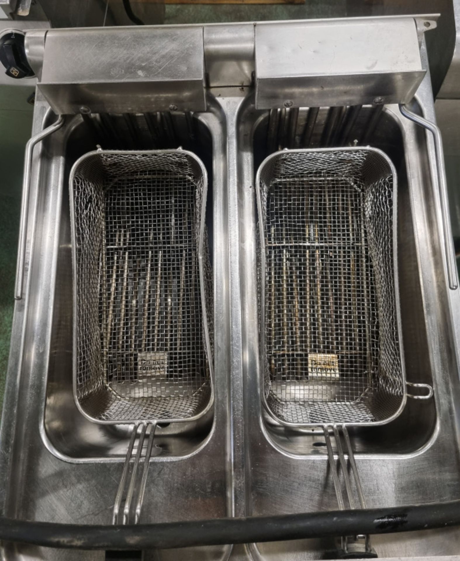 MKN Double basket fryer - 240V - L50 x W70 x H97cm - Image 2 of 4