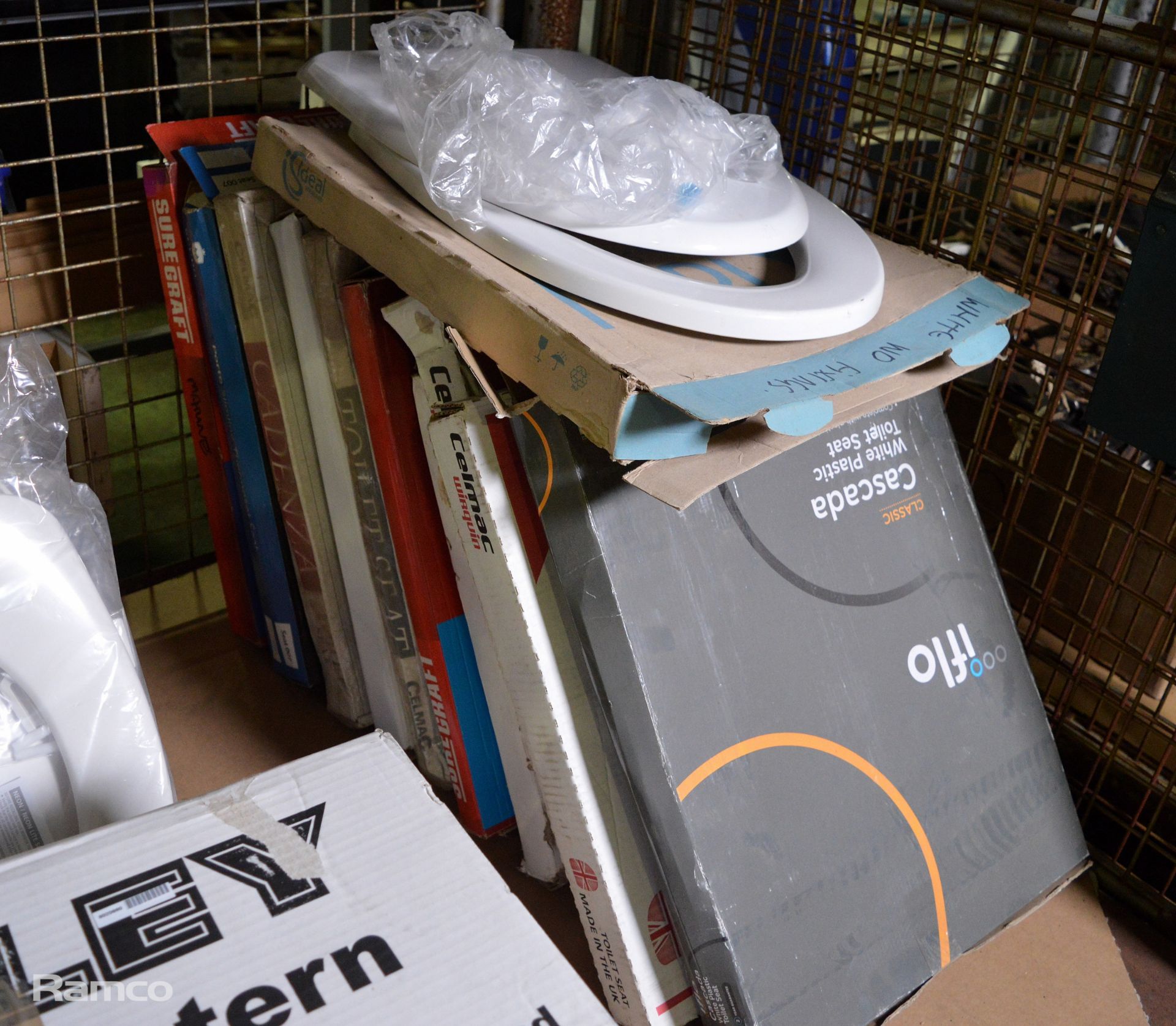 Toilet seats, Plastic cisterns - Image 4 of 4