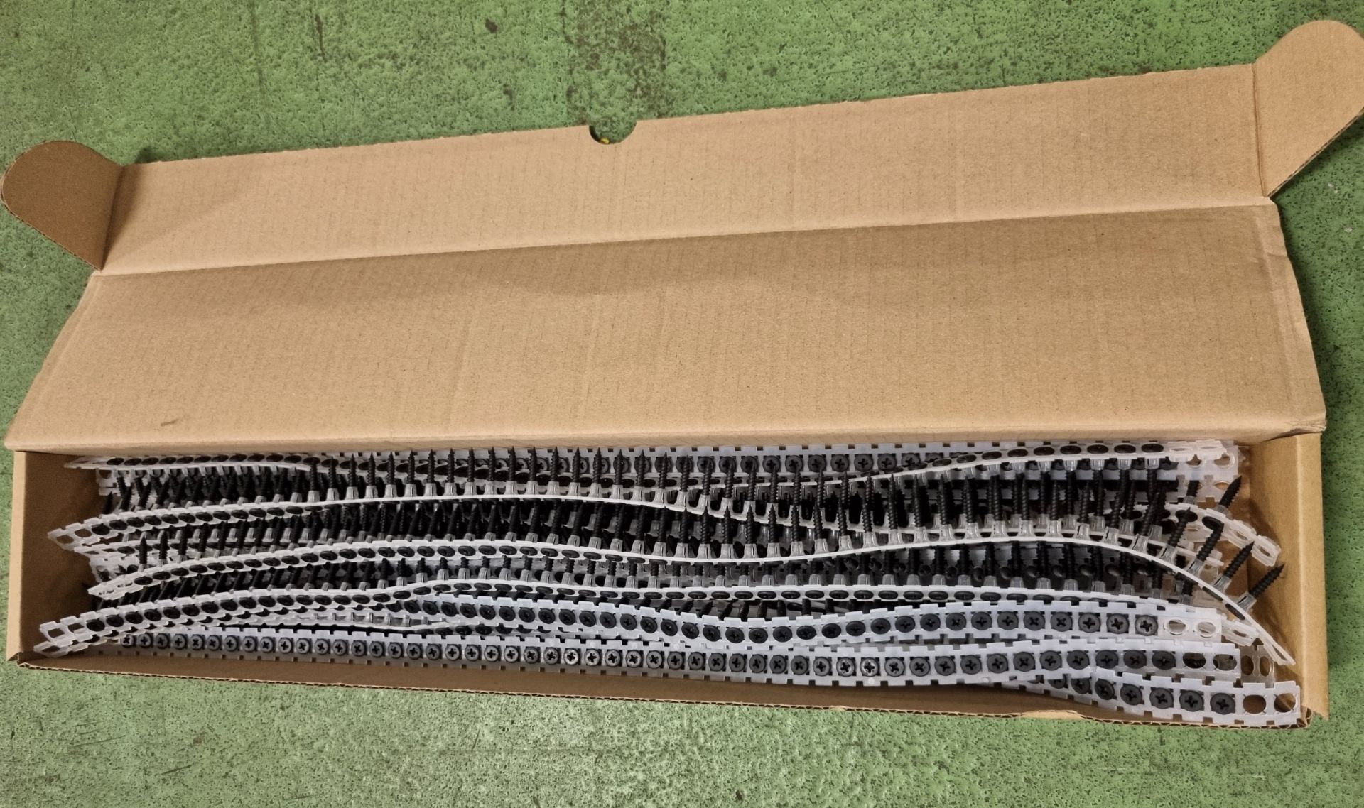 Belt fed screws - 5 boxes - Image 2 of 2