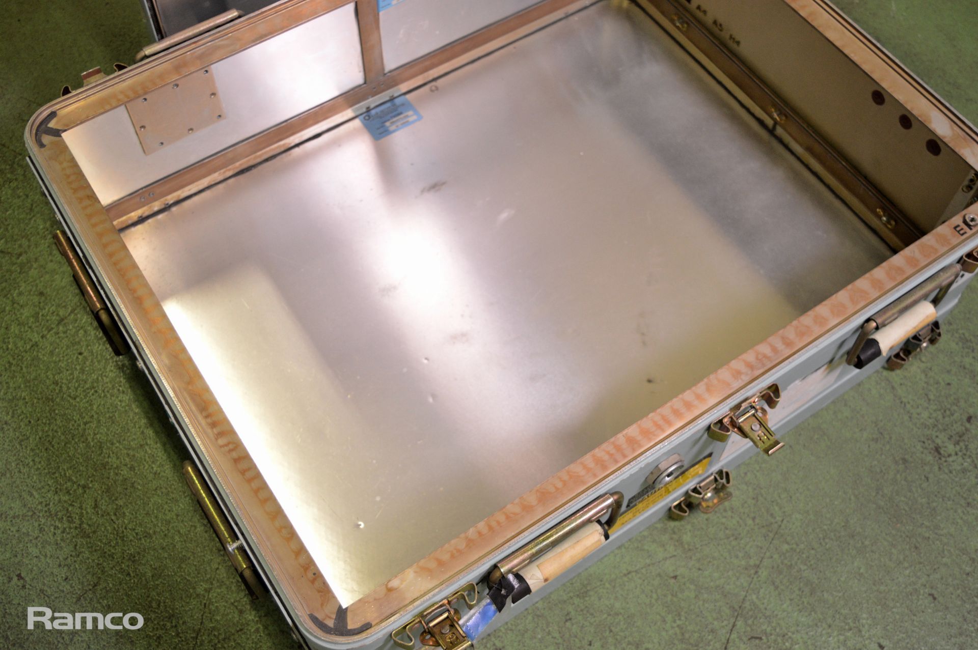 Aluminium heavy duty carry case - Image 3 of 3