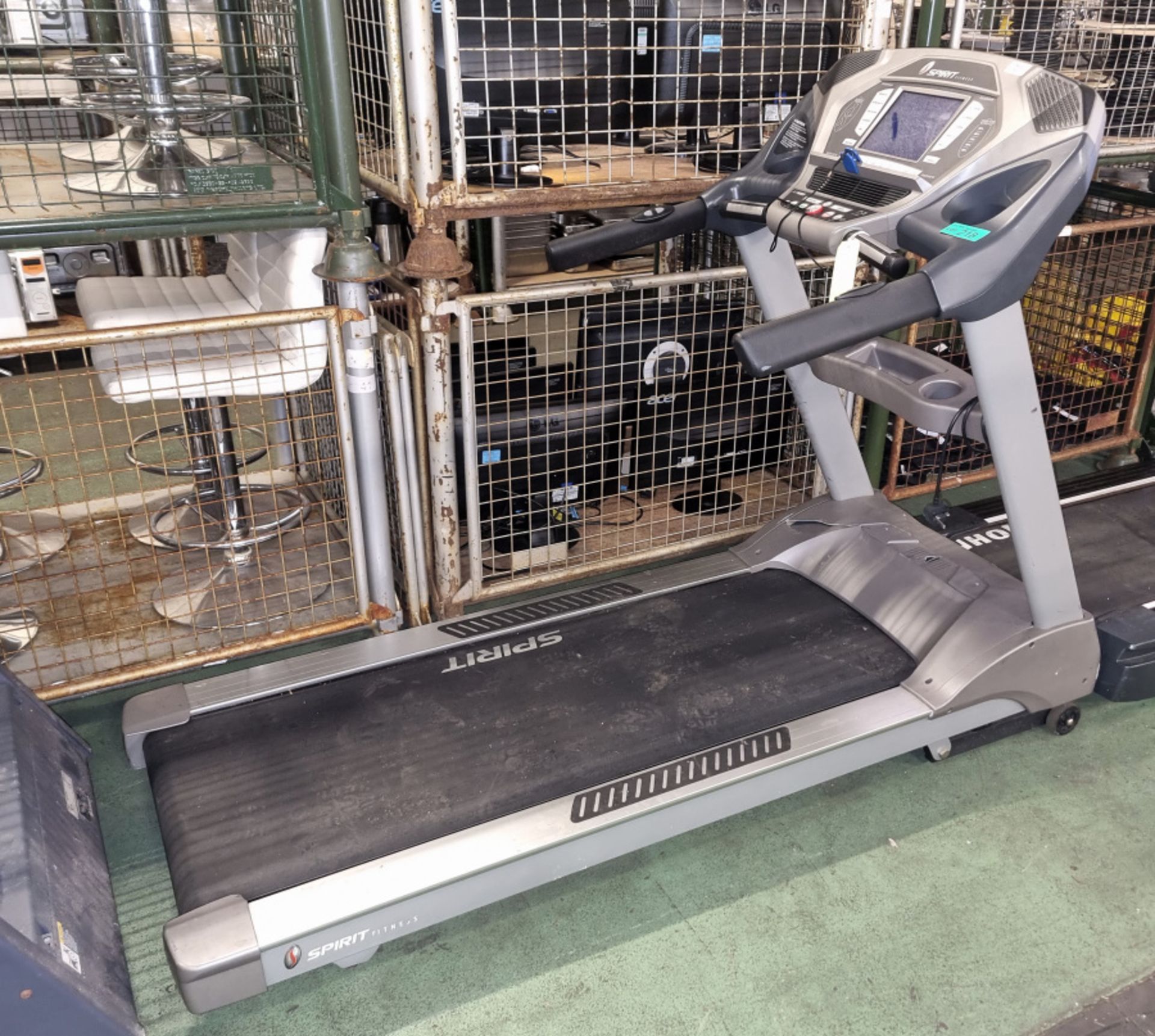 Spirit Fitness XT685 treadmill L80 x W190 x H145cm