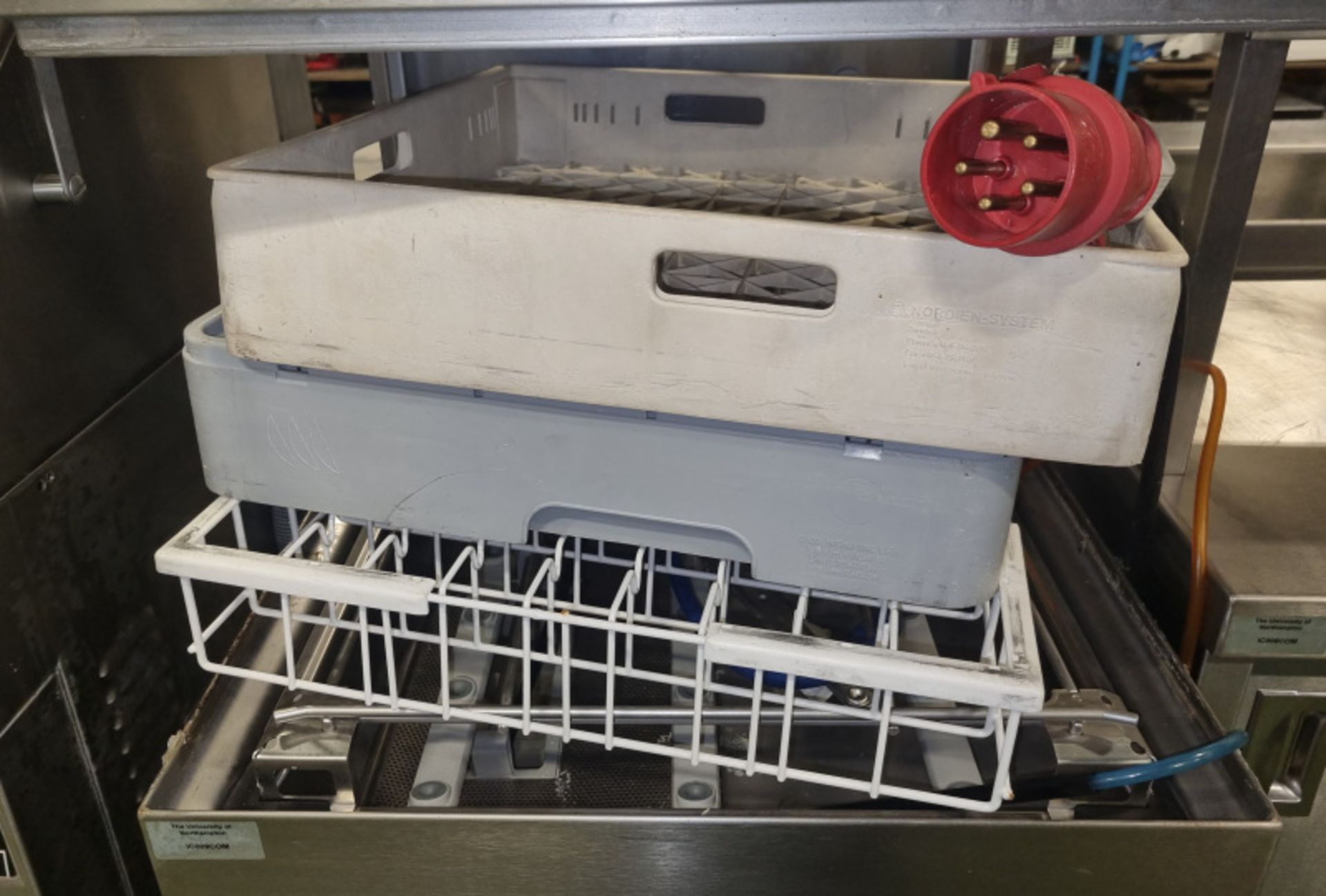 Winterhalter GS 502 pass through dishwasher - L70 x D75 x H185 (open) - Image 3 of 4