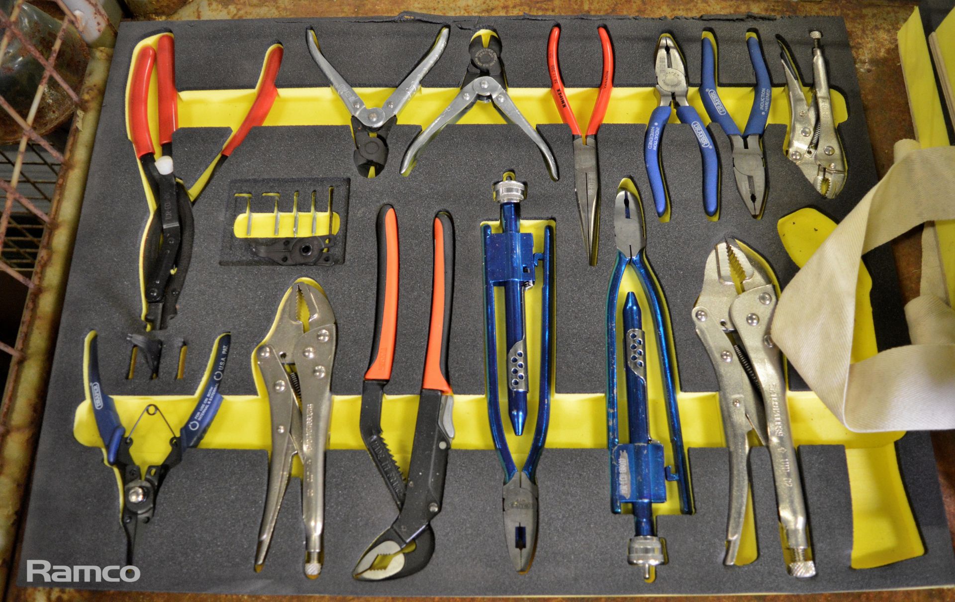 Various tools in foam trays - Image 2 of 8