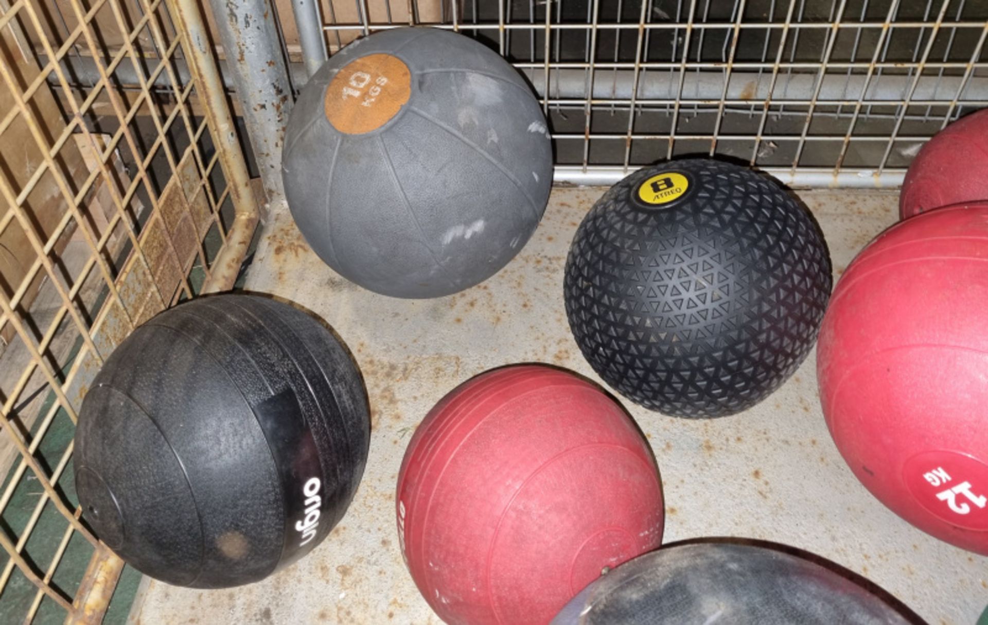 10 x Various weighted medicine balls - Image 4 of 5