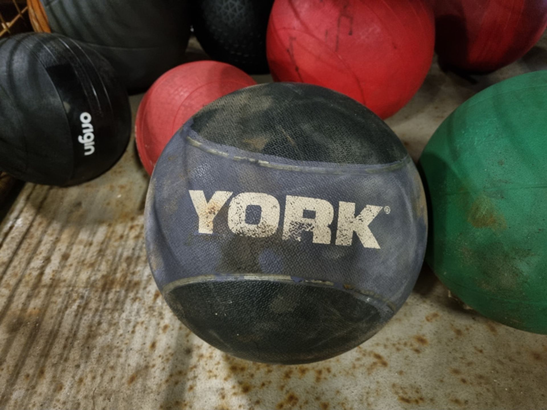 10 x Various weighted medicine balls - Image 2 of 5