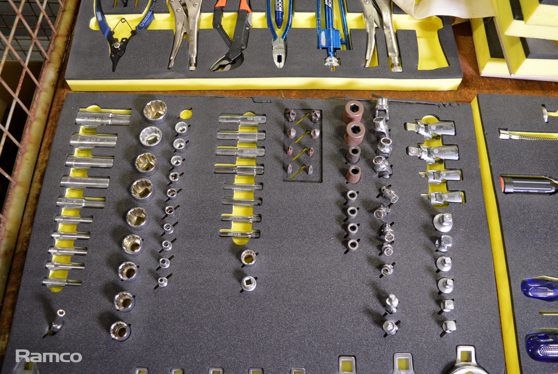 Various tools in foam trays - Image 3 of 8